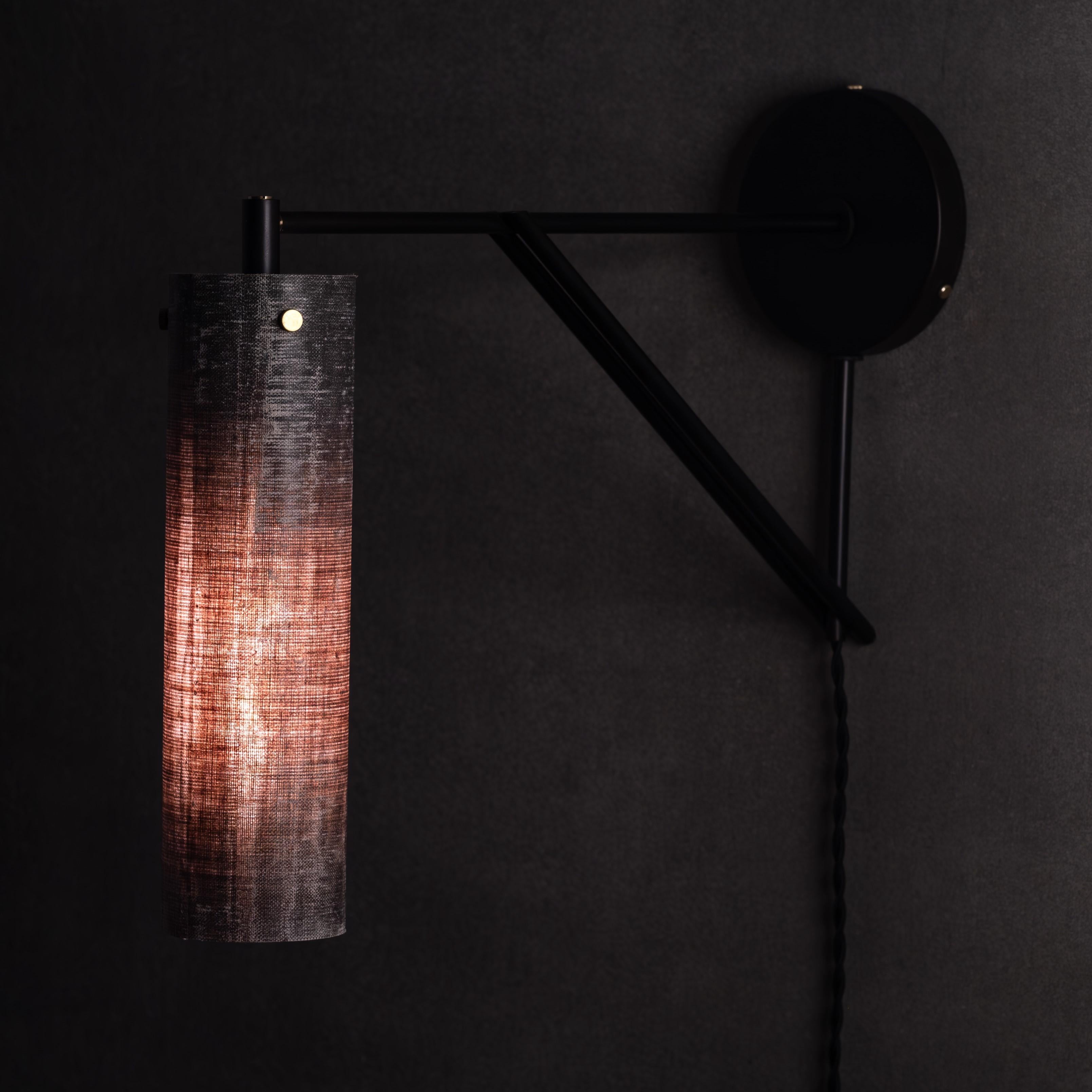 Studio A moderno con armatura in lino e micarta, ottone annerito, plug-in, Studio Mutuus In condizioni Nuovo in vendita a Seattle, WA