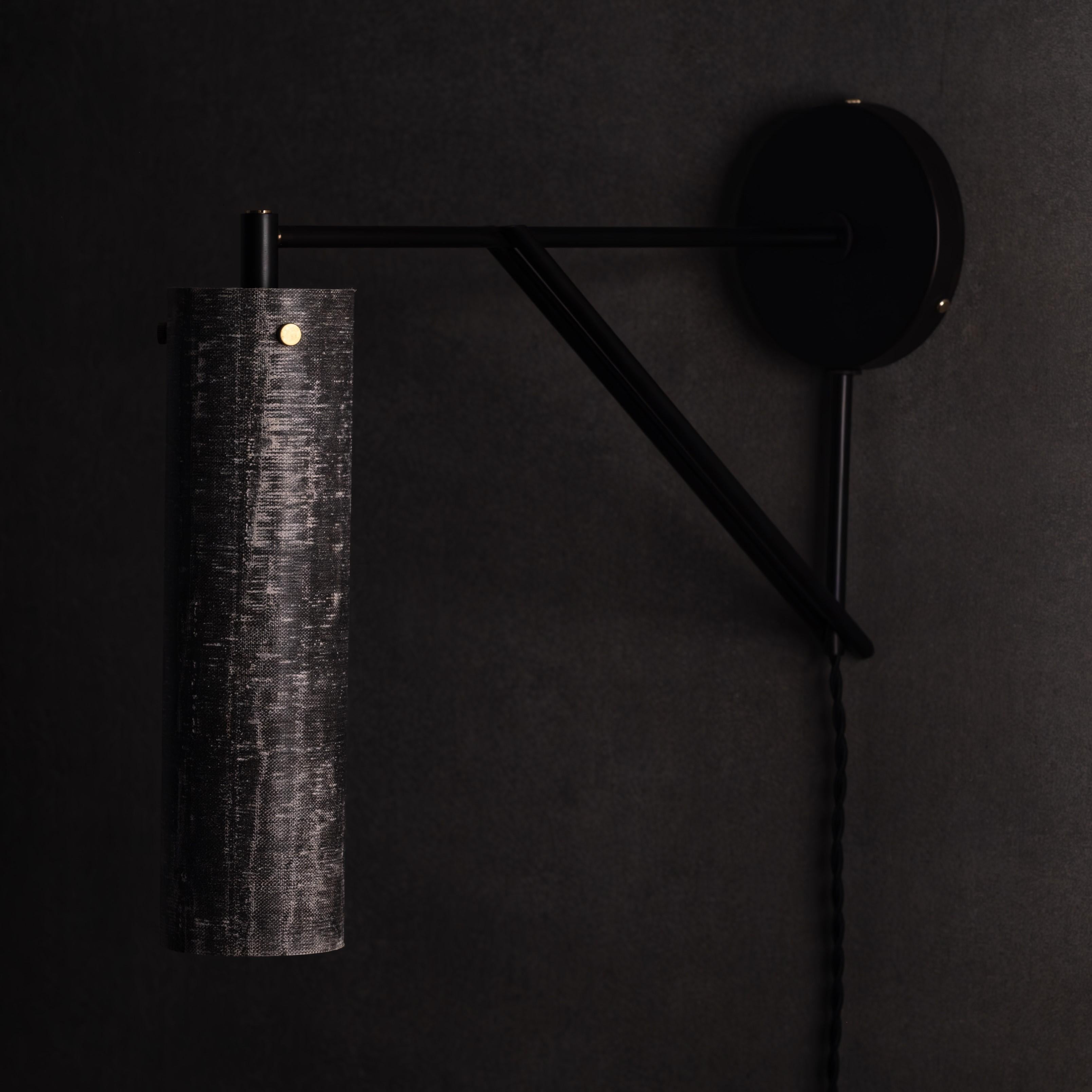 XXI secolo e contemporaneo Studio A moderno con armatura in lino e micarta, ottone annerito, plug-in, Studio Mutuus in vendita