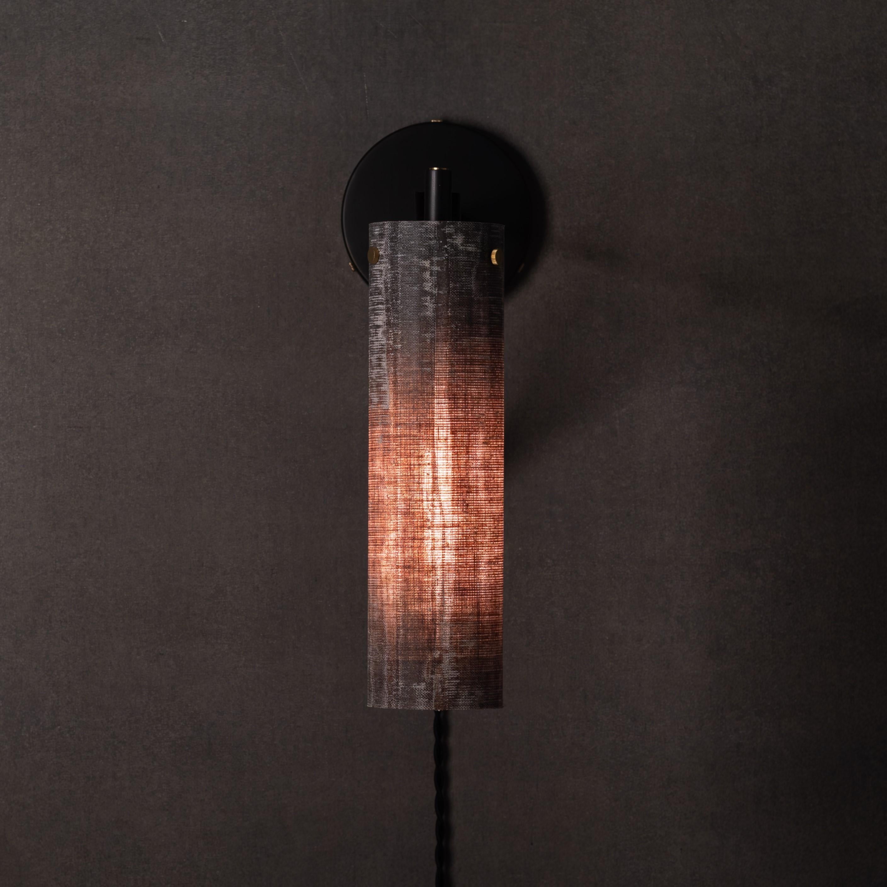 Ottone Studio A moderno con armatura in lino e micarta, ottone annerito, plug-in, Studio Mutuus in vendita