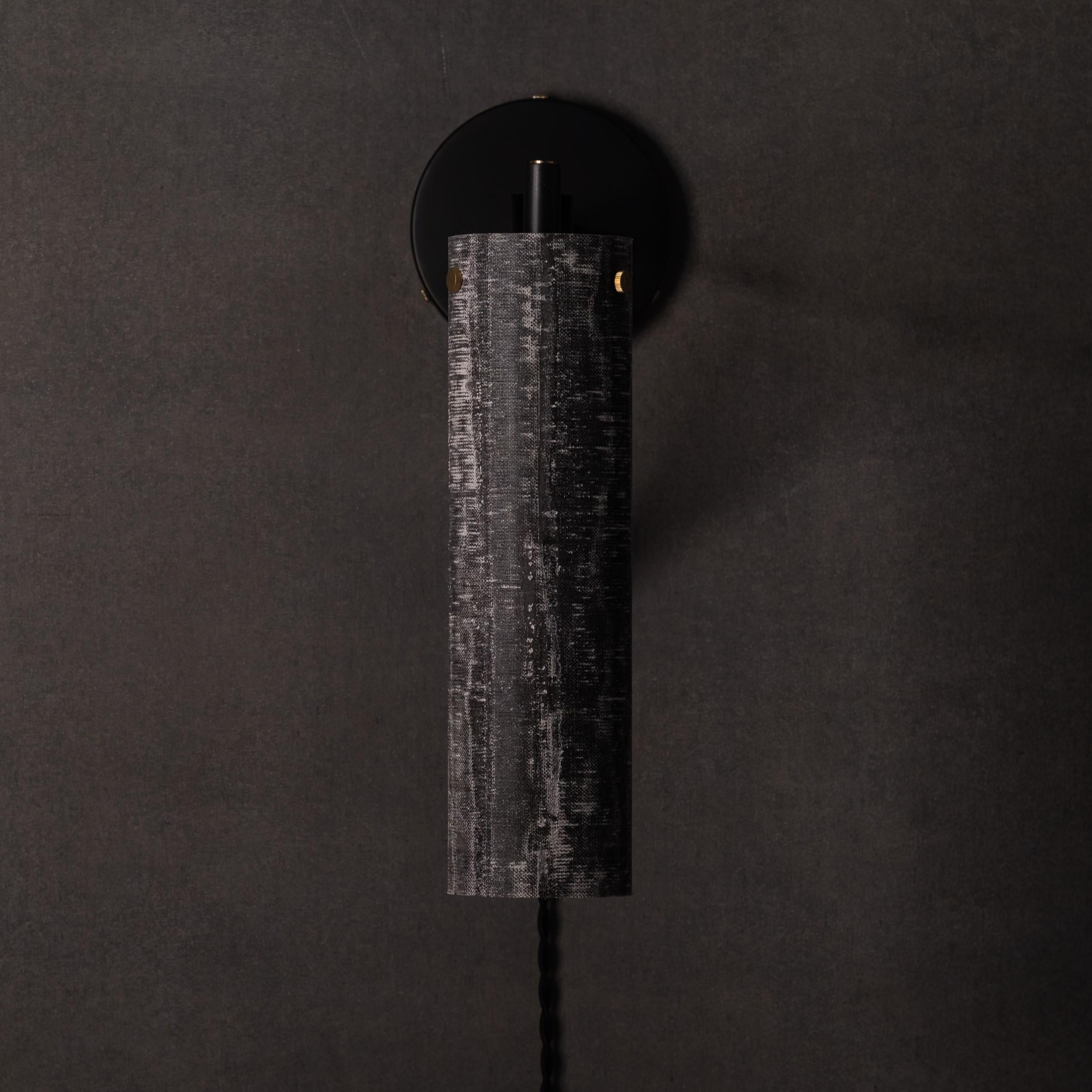 Studio A moderno con armatura in lino e micarta, ottone annerito, plug-in, Studio Mutuus in vendita 1