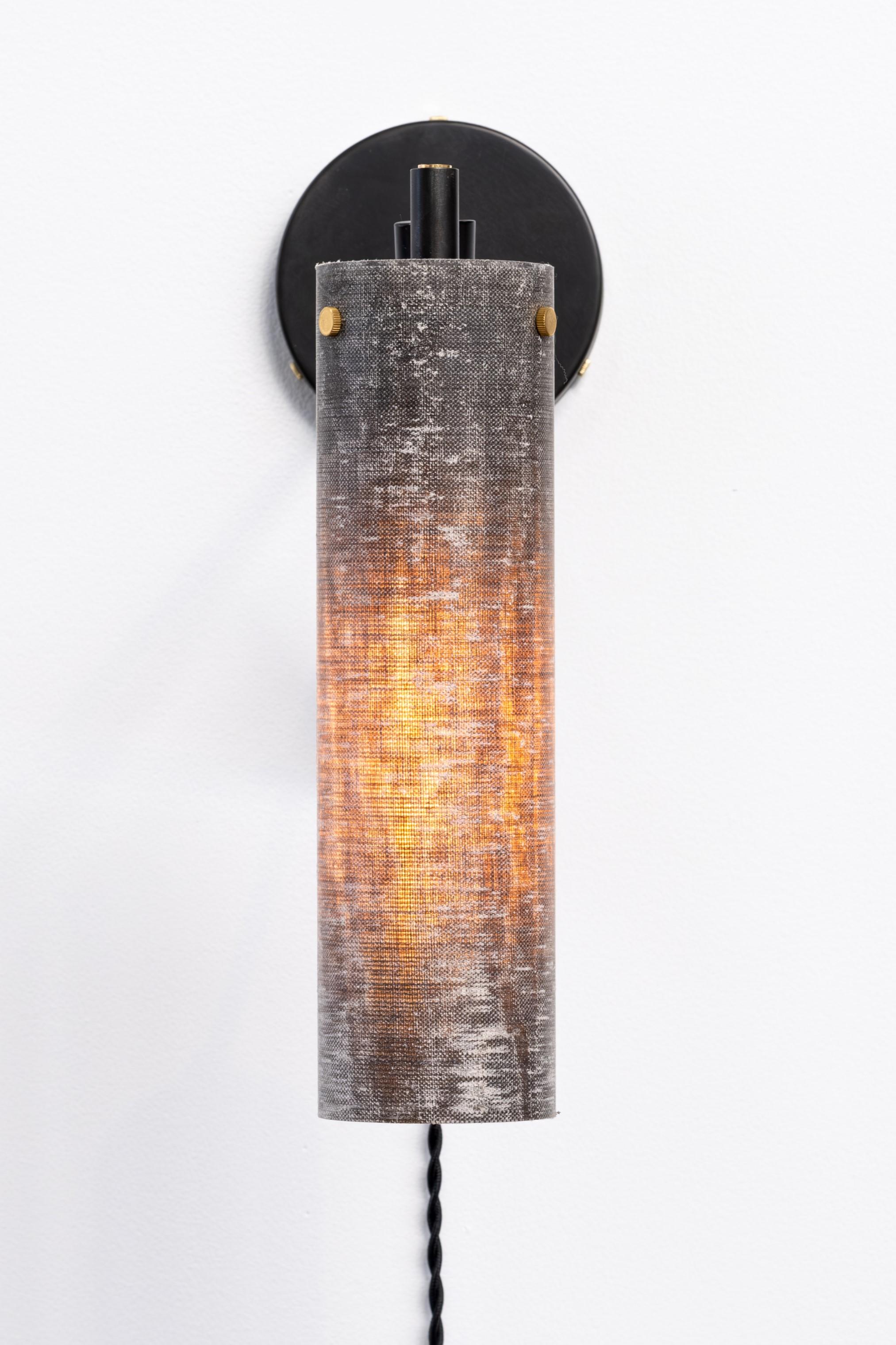 Americano Sconce moderne armate in lino Micarta, ottone annerito, plug-in con interruttore, Mutuus in vendita