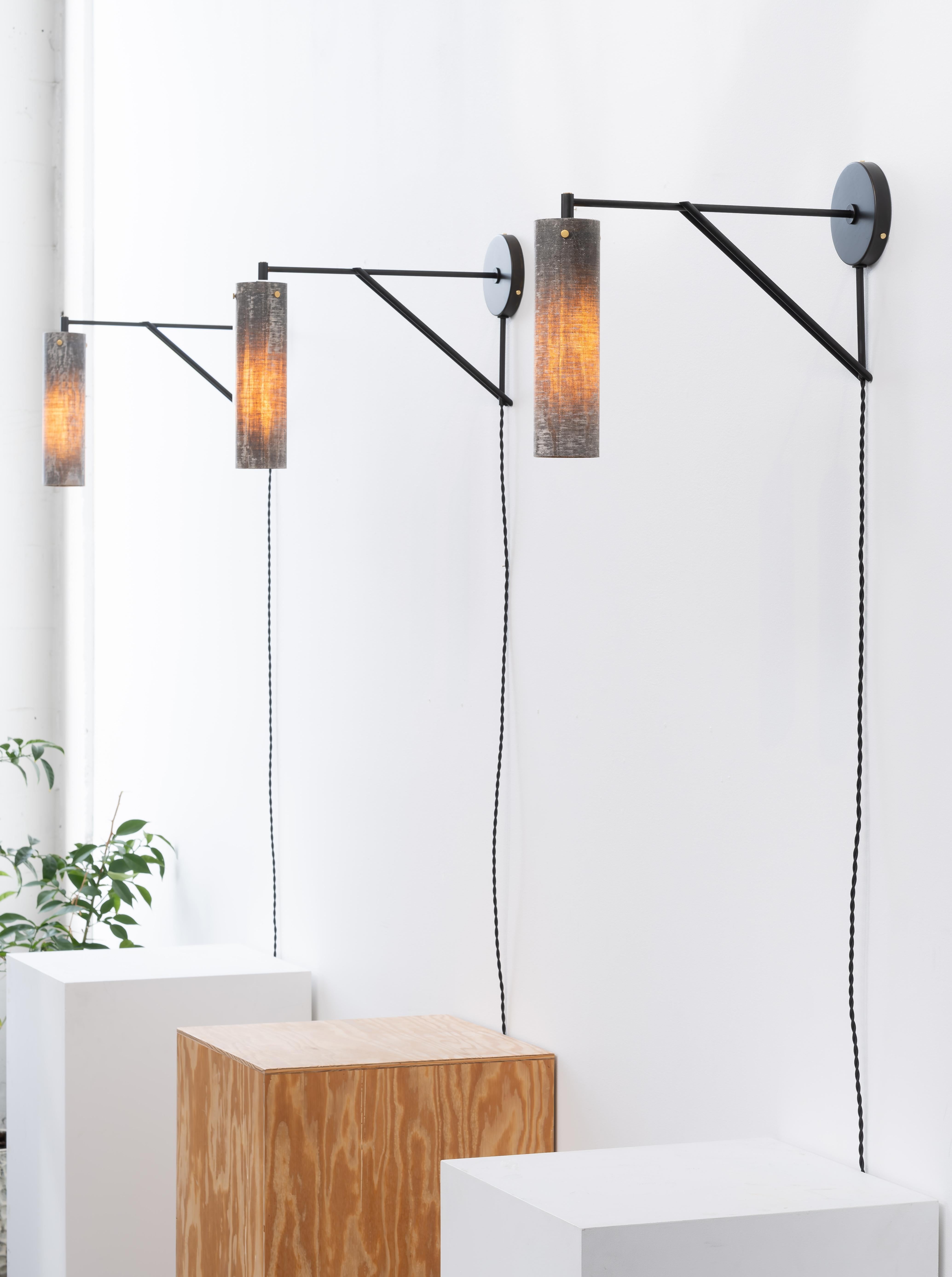 Fatto a mano Sconce moderne armate in lino Micarta, ottone annerito, plug-in con interruttore, Mutuus in vendita
