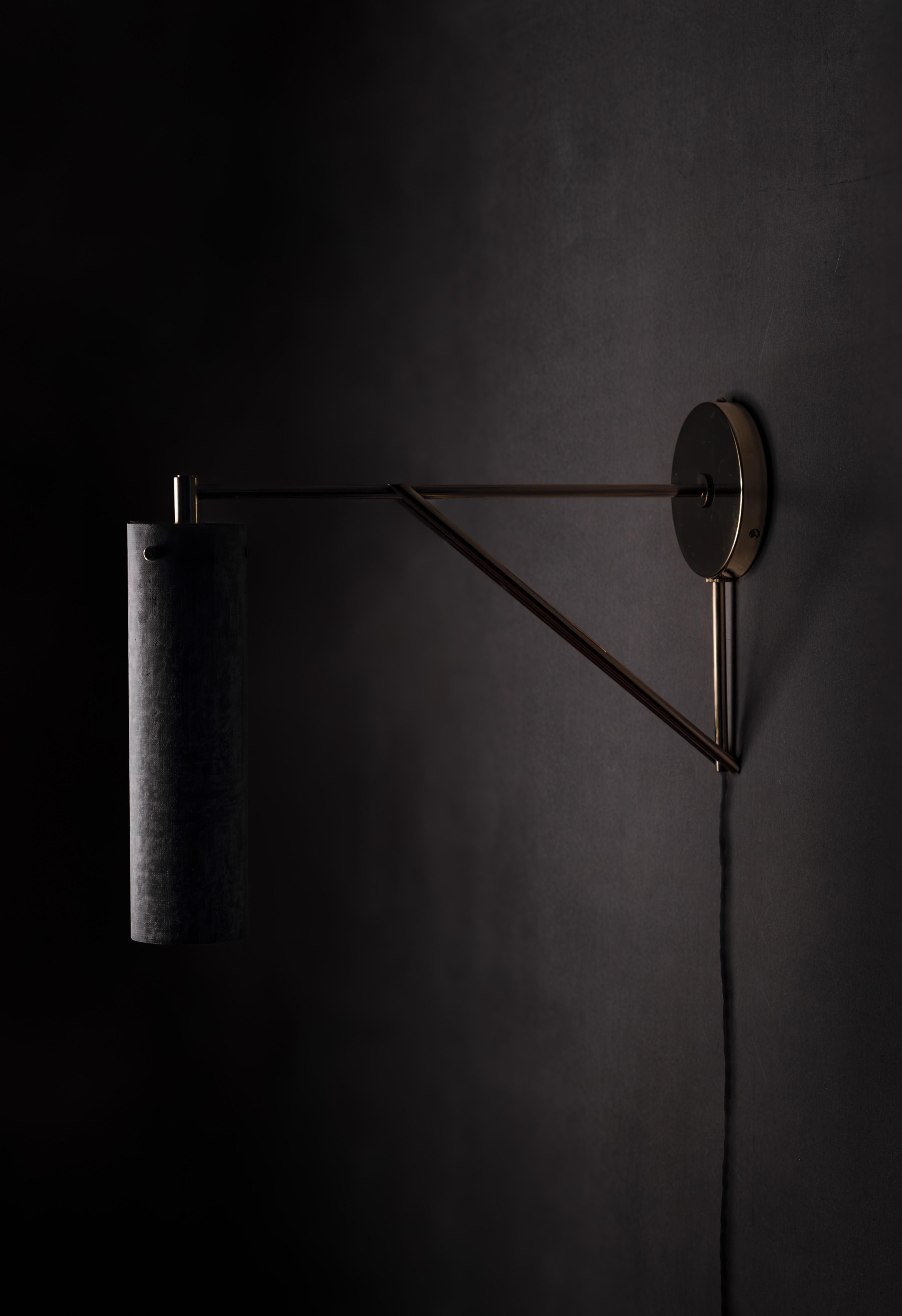 Americano Sconce moderne armate in lino Micarta, ottone lucidato, plug-in con interruttore, Mutuus in vendita