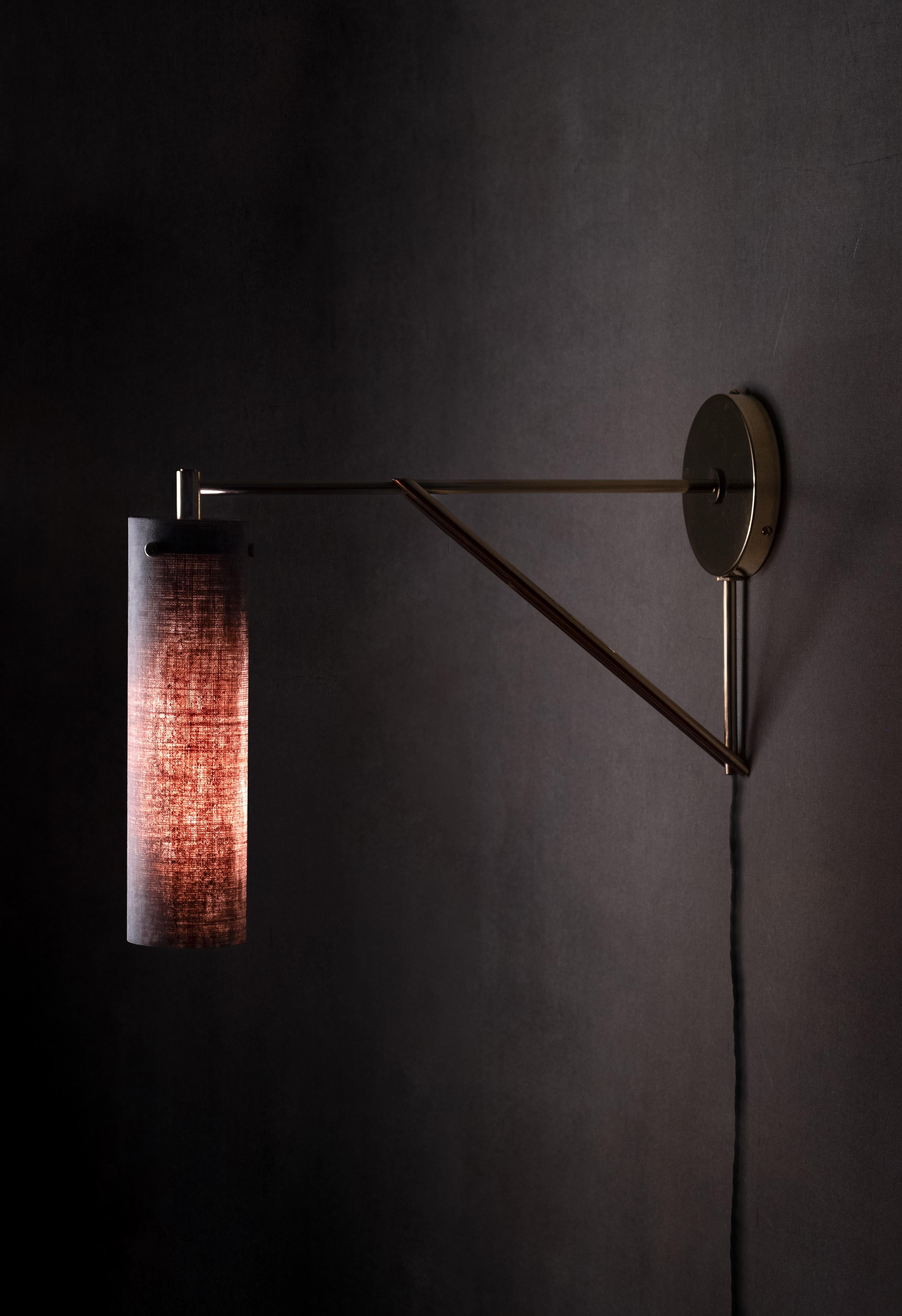Fatto a mano Sconce moderne armate in lino Micarta, ottone lucidato, plug-in con interruttore, Mutuus in vendita