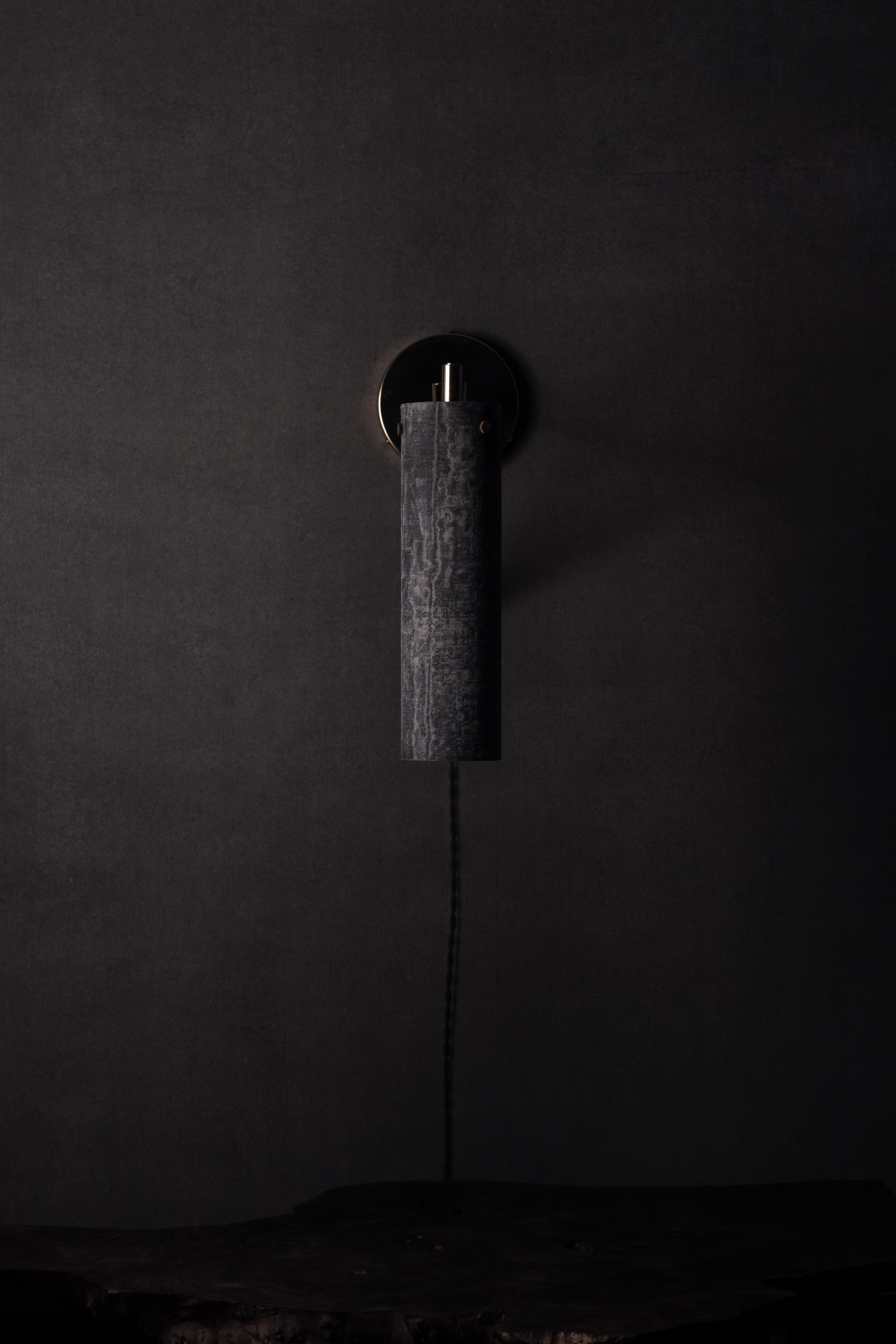 XXI secolo e contemporaneo Sconce moderne armate in lino Micarta, ottone lucidato, plug-in con interruttore, Mutuus in vendita