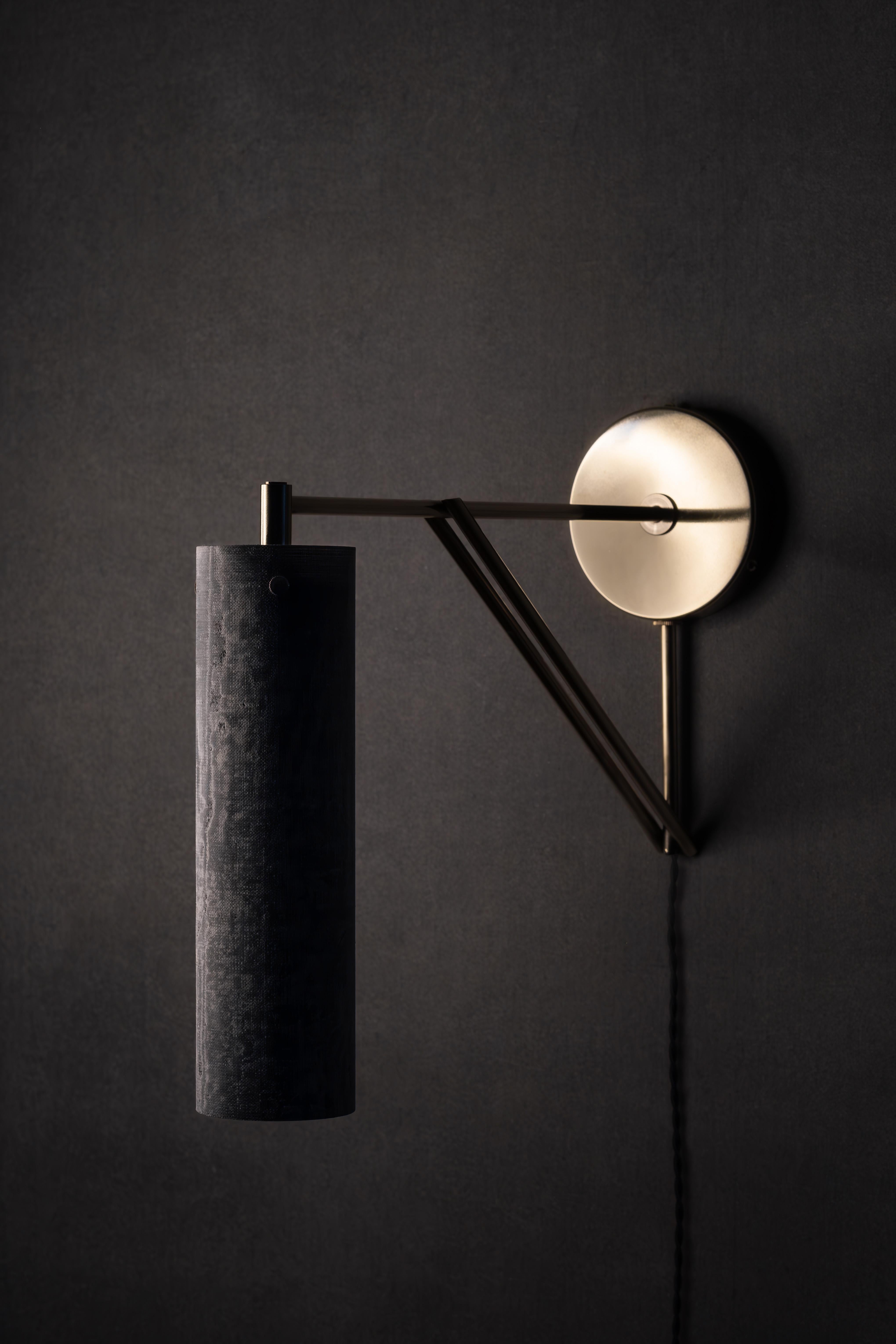 Ottone Sconce moderne armate in lino Micarta, ottone lucidato, plug-in con interruttore, Mutuus in vendita