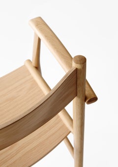 Sillón moderno «AKADEMIA», diseño de Wesley Walters y Salla Luhtasela, de roble