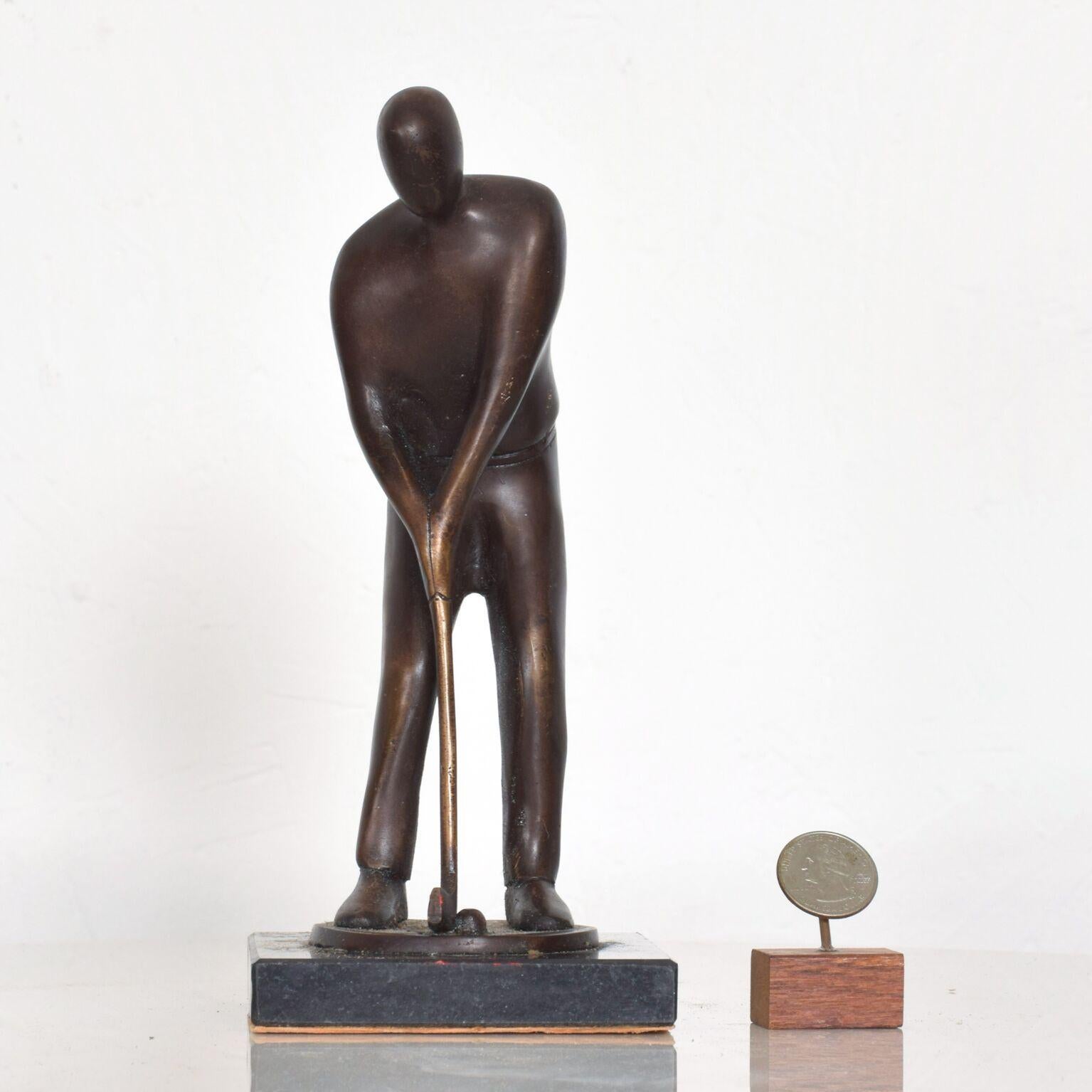For your pleasure: Modern Art abstract bronze sculpture golfer statue

Fabulous faceless golf player lining up shot in swing form.

Dimensions: 8 1/2