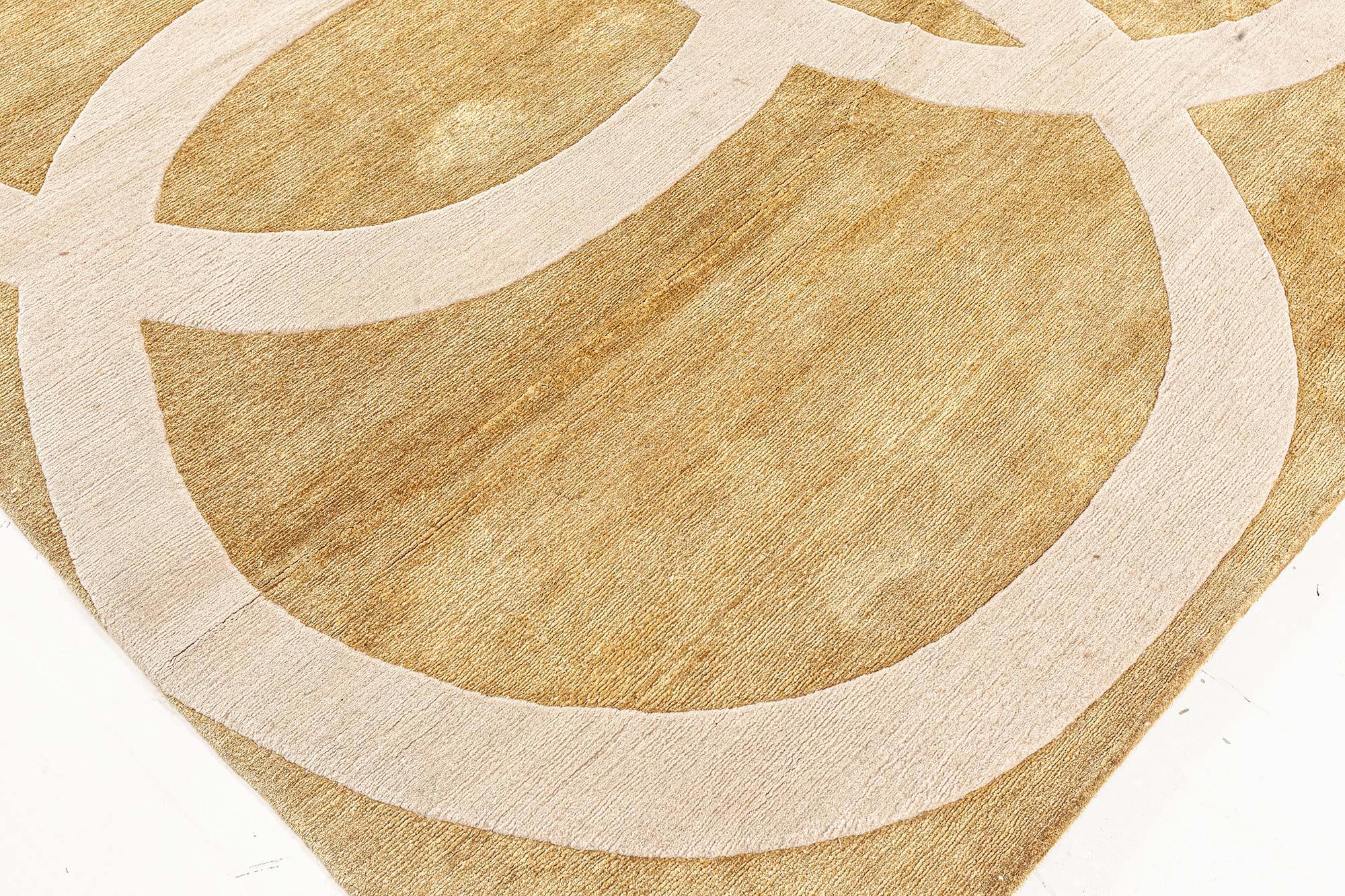 Moderno Tappeto moderno Art Deco Beige e Oro Quantum Circles di Doris Leslie Blau in vendita