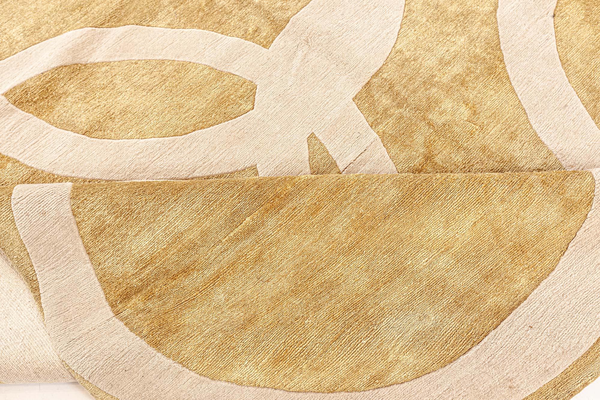 Nepalese Tappeto moderno Art Deco Beige e Oro Quantum Circles di Doris Leslie Blau in vendita