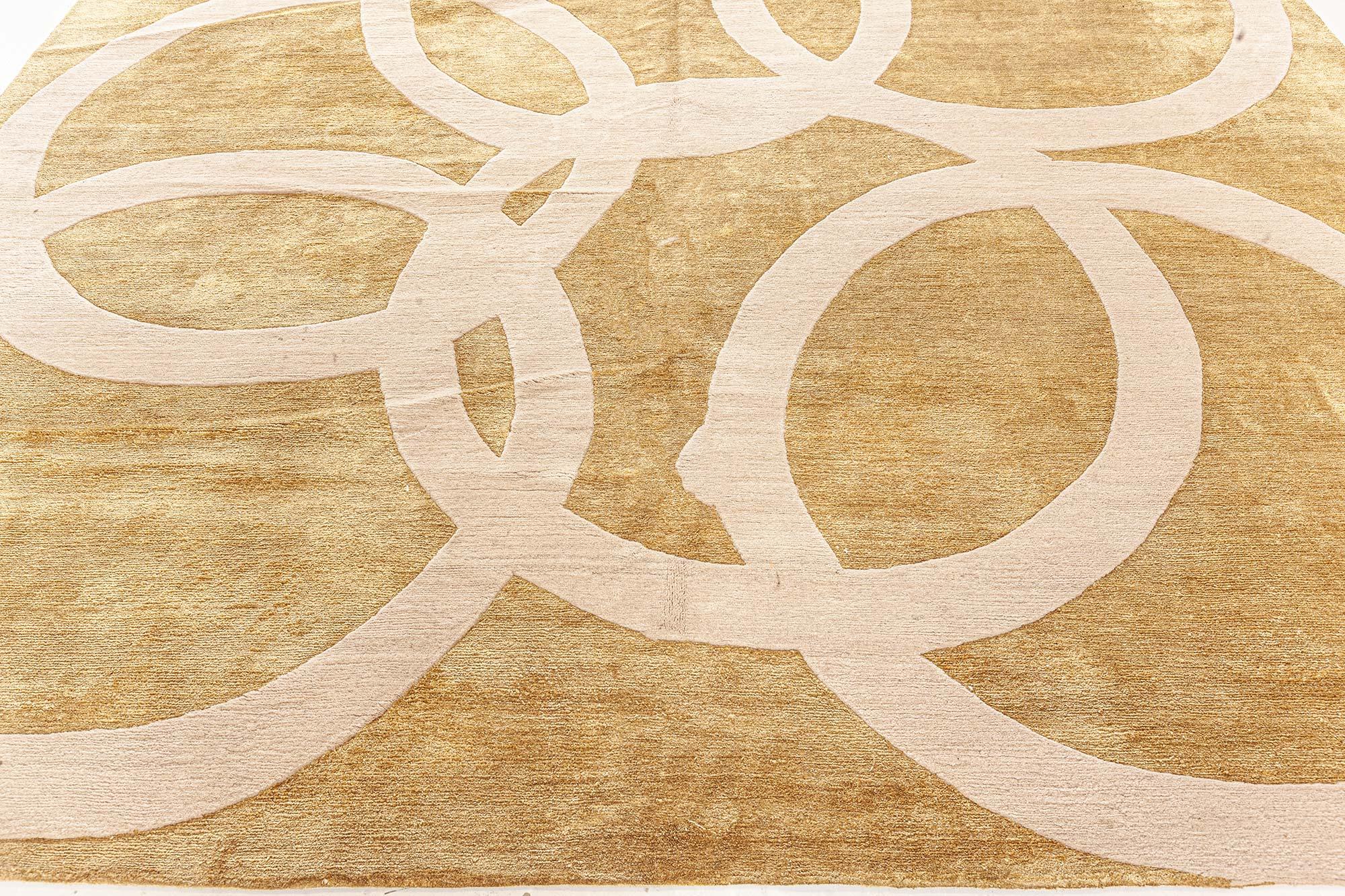 Annodato a mano Tappeto moderno Art Deco Beige e Oro Quantum Circles di Doris Leslie Blau in vendita