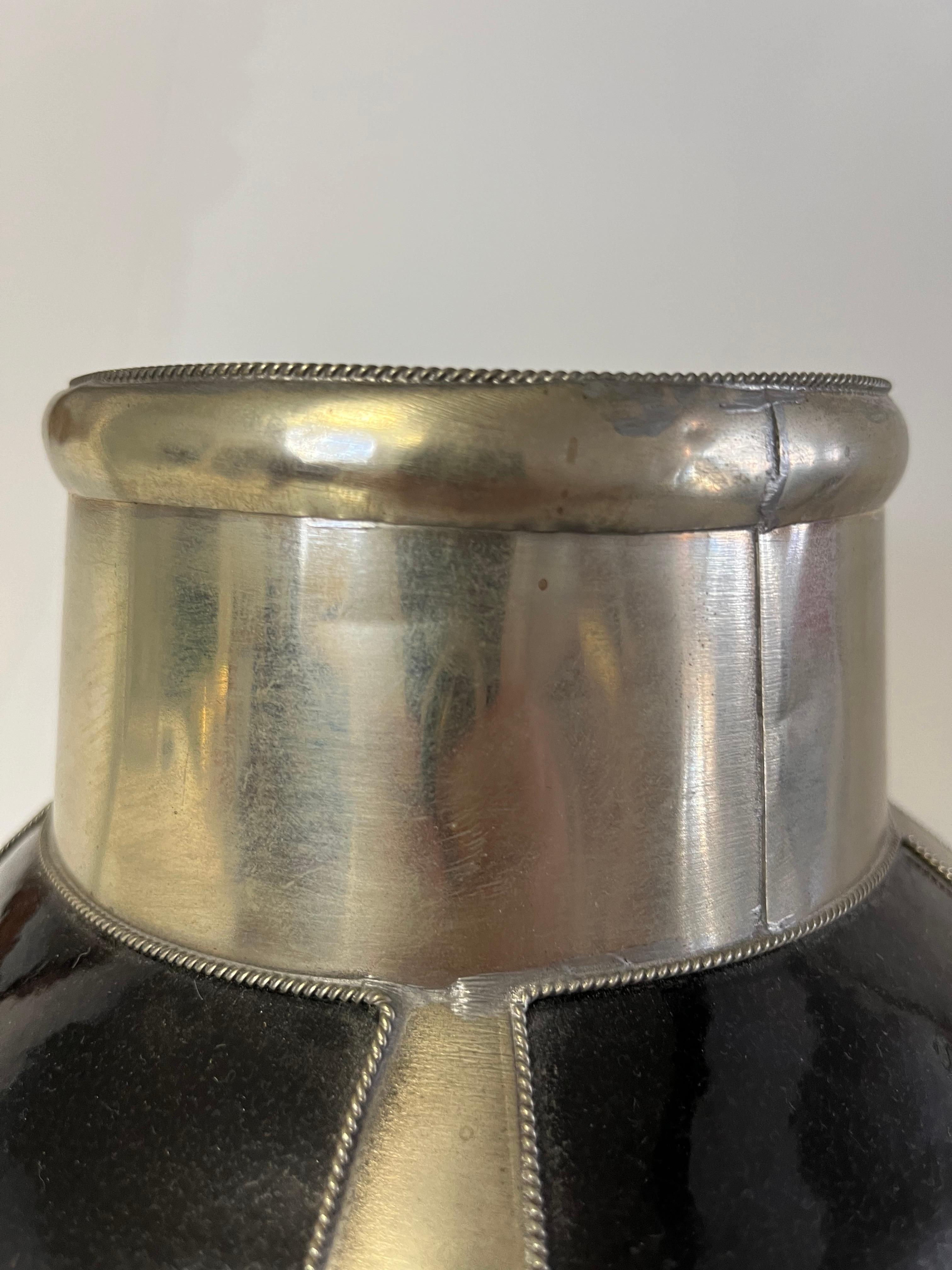 Très beau vase en terre cuite à glaçure noire avec des accents argentés. 