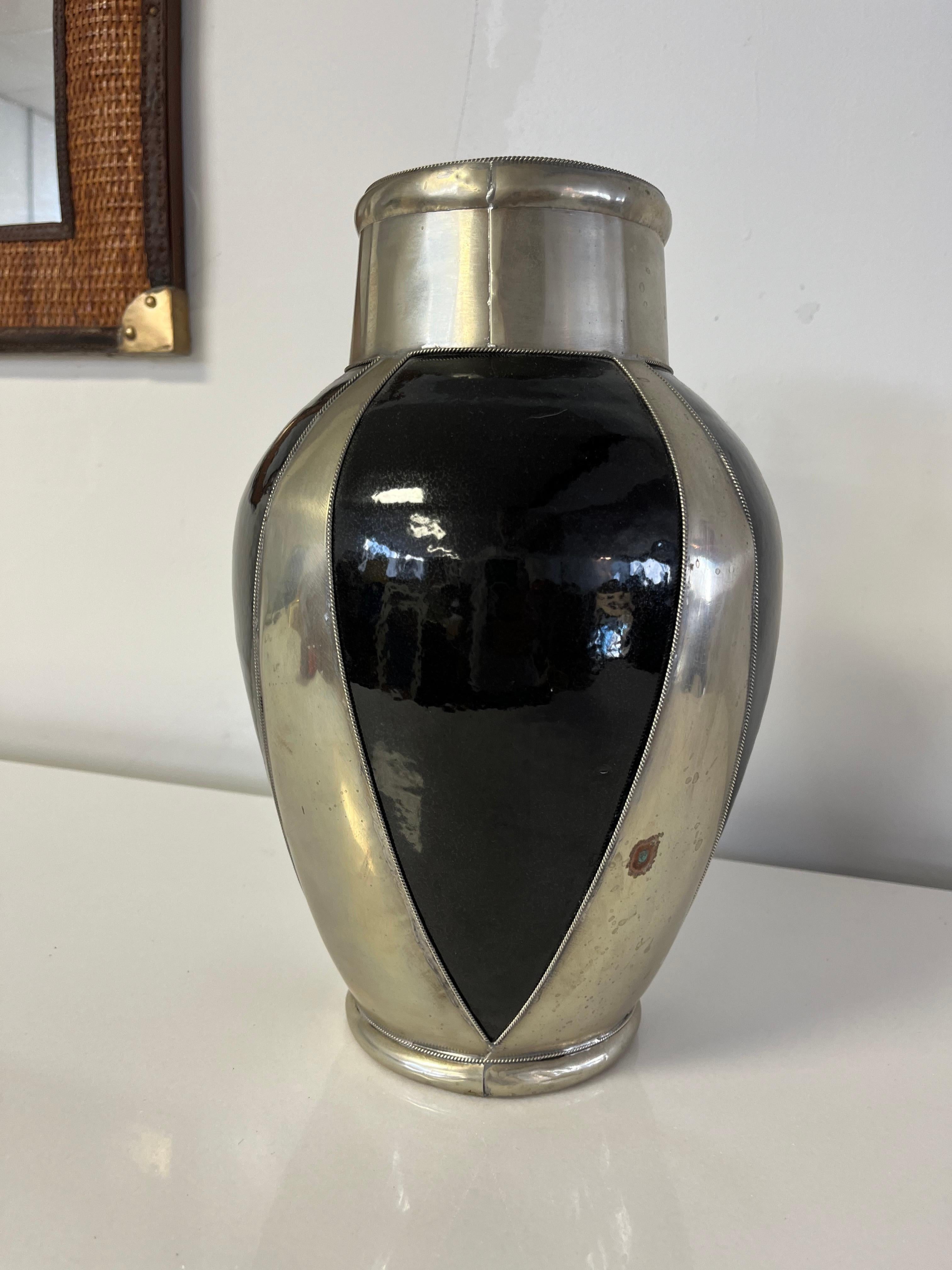 Inconnu Vase Art déco moderne à glaçure noire et terre cuite avec détails en argent en vente