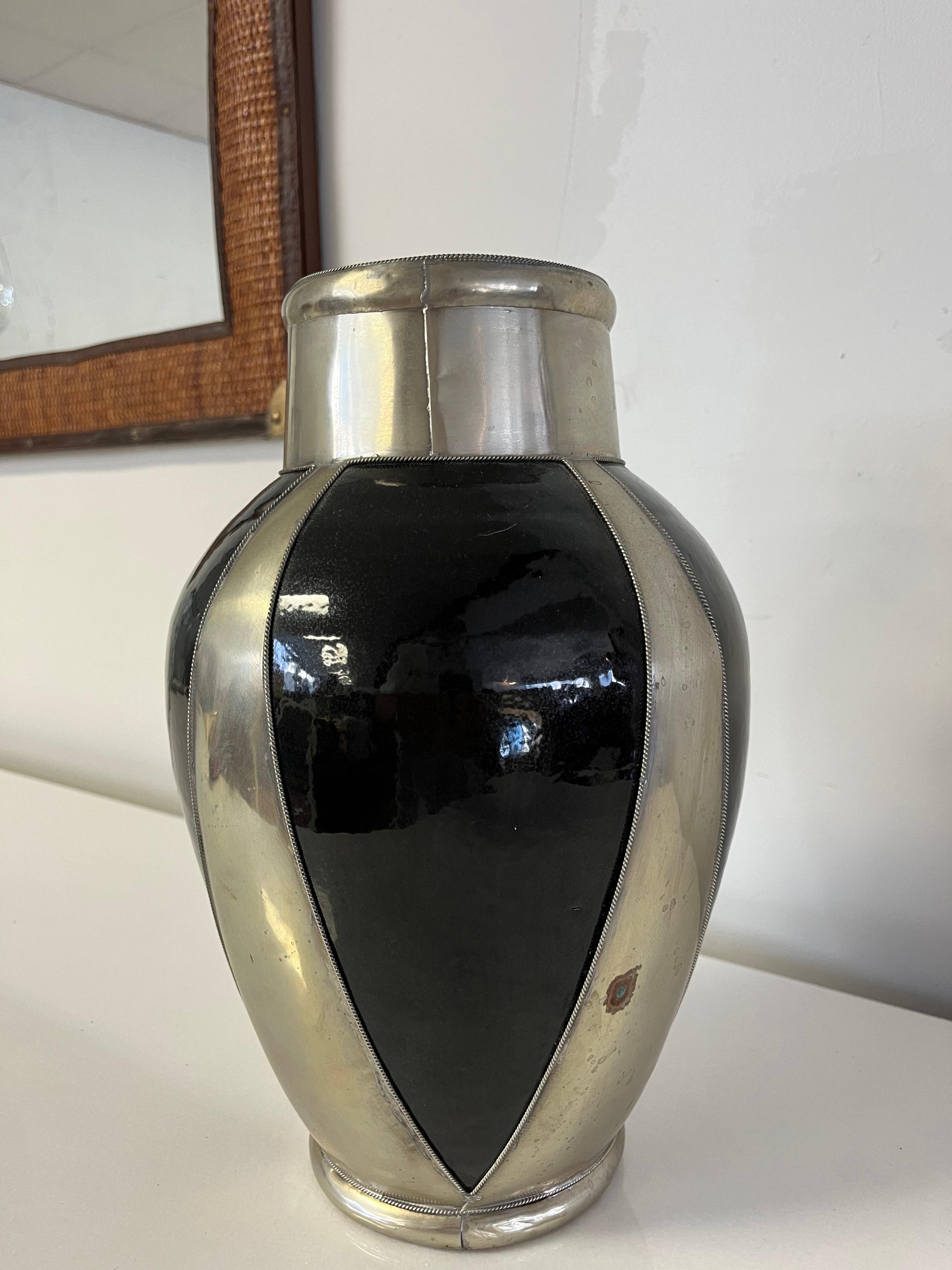 Vase Art déco moderne à glaçure noire et terre cuite avec détails en argent Bon état - En vente à W Allenhurst, NJ