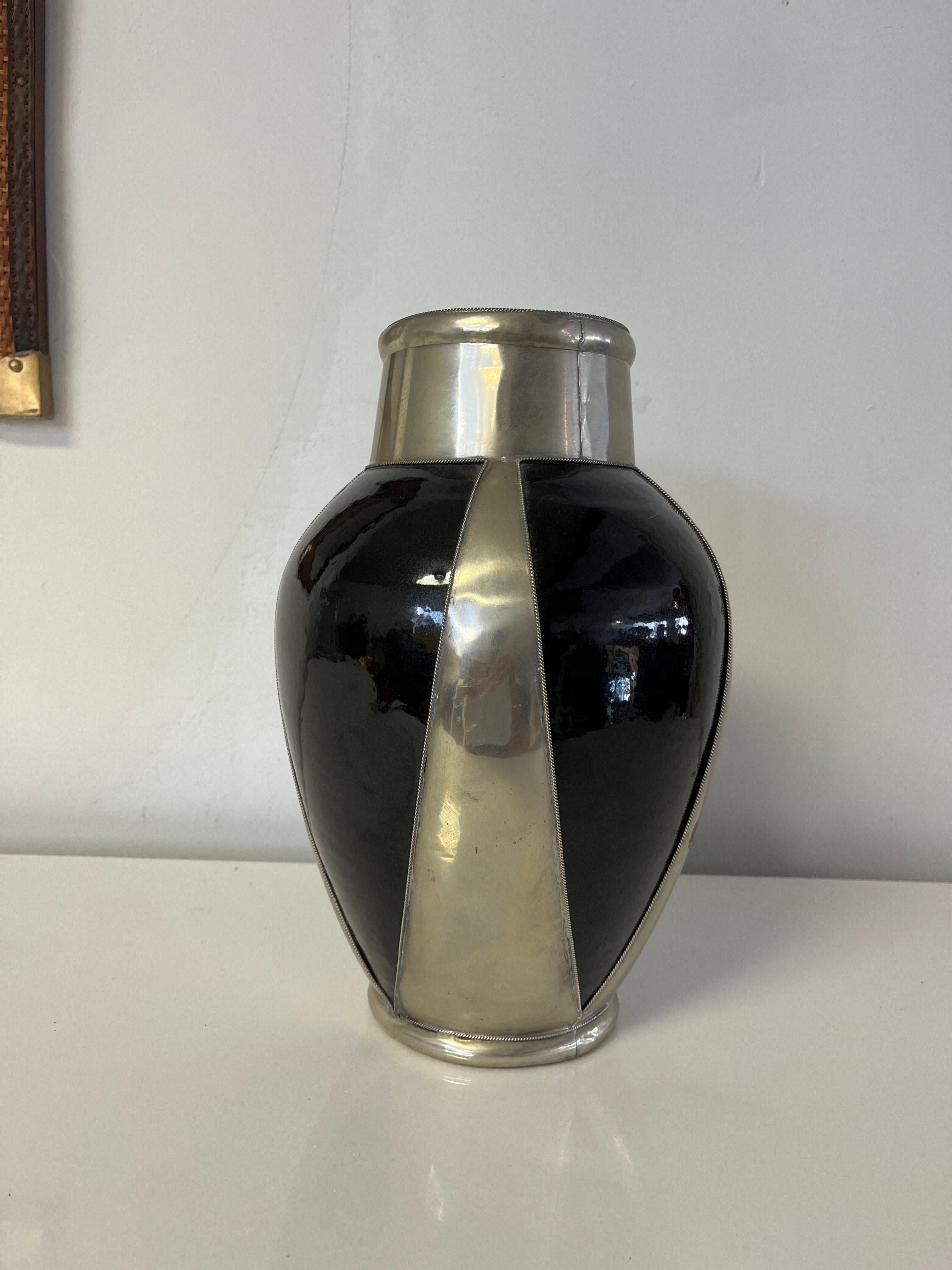 20ième siècle Vase Art déco moderne à glaçure noire et terre cuite avec détails en argent en vente