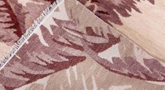 Moderner Art-Déco-Teppich mit Blumenmuster in zartem Beige „Golden Pinecones“ von Doris Leslie Blau