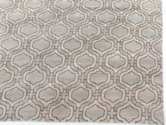 Tappeto in lana fatto a mano in stile Art Déco moderno, con motivi geometrici e colore grigio chiaro, di Doris Leslie Blau