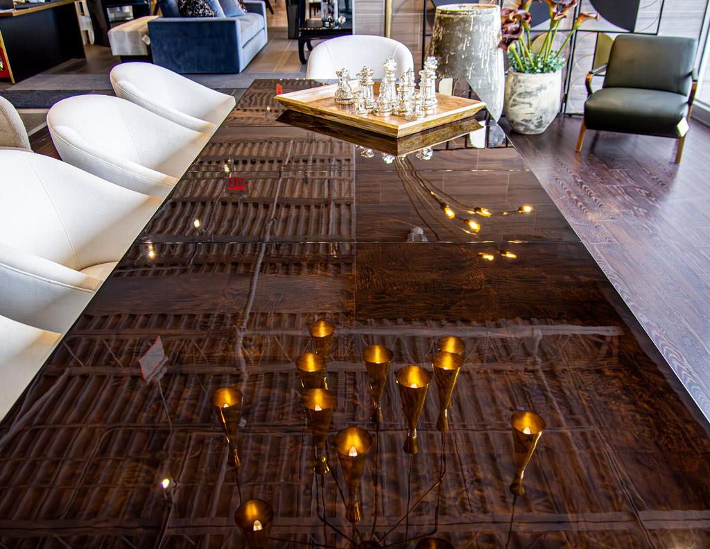 Moderne Table de salle à manger moderne d'inspiration Art déco avec base en acrylique en vente