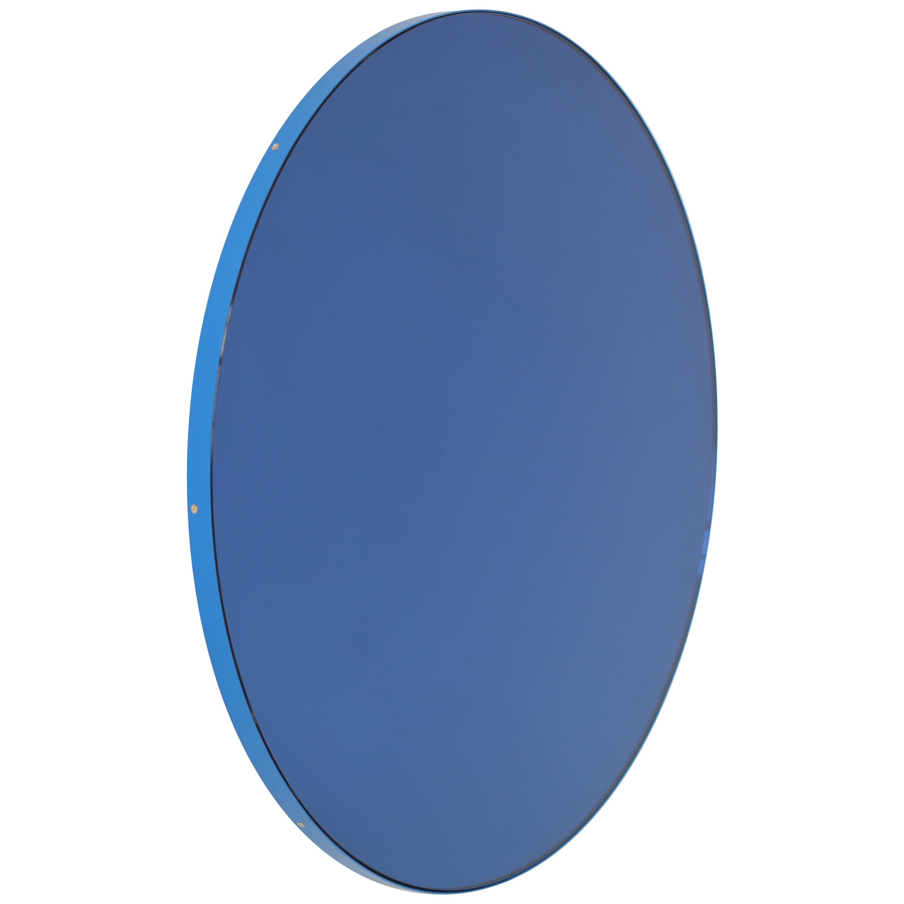 Miroir circulaire Orbis teinté bleu avec un cadre bleu contemporain, sur mesure, XL