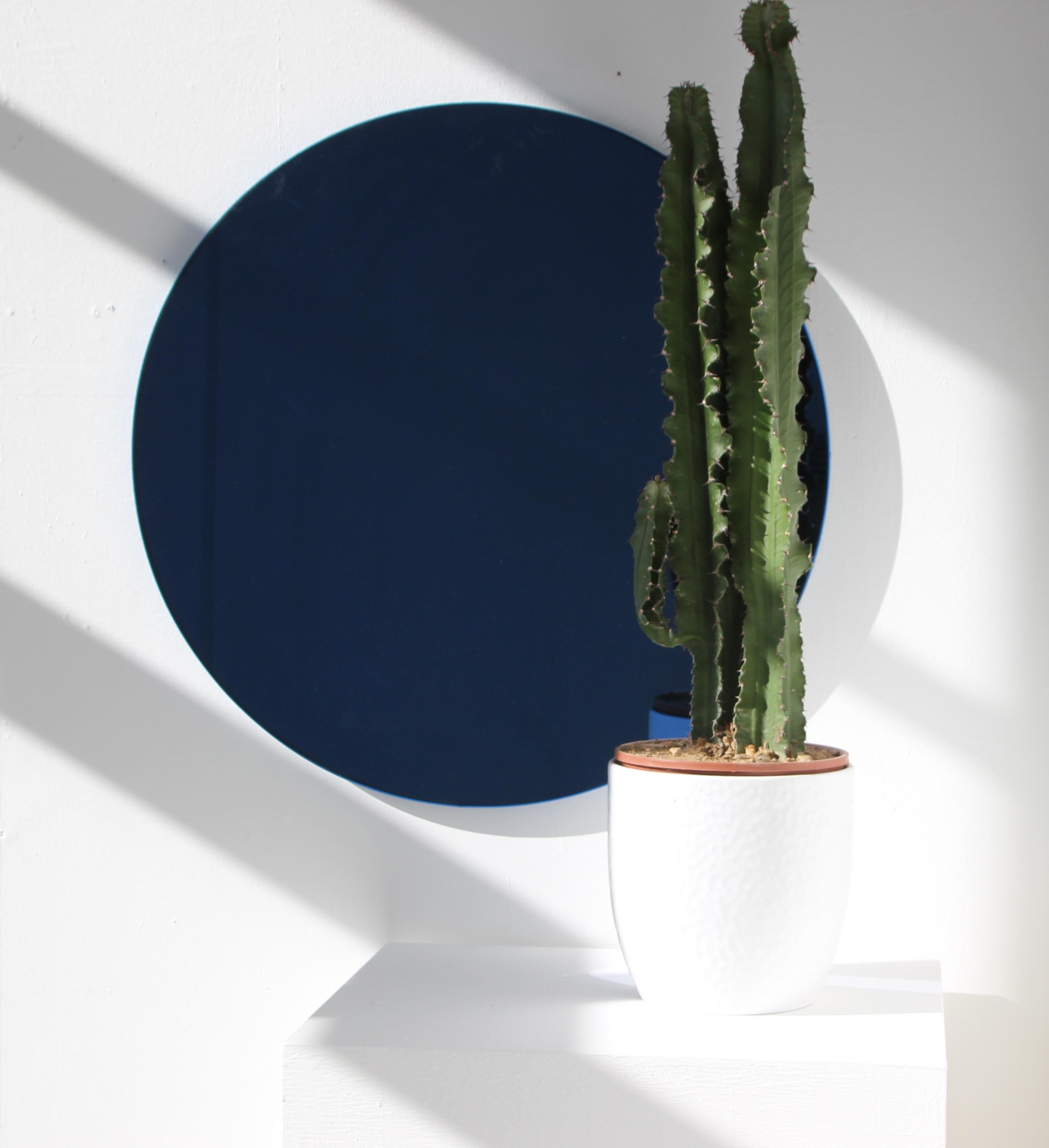 Britannique Miroir circulaire Orbis teinté bleu avec un cadre bleu contemporain, sur mesure, XL en vente