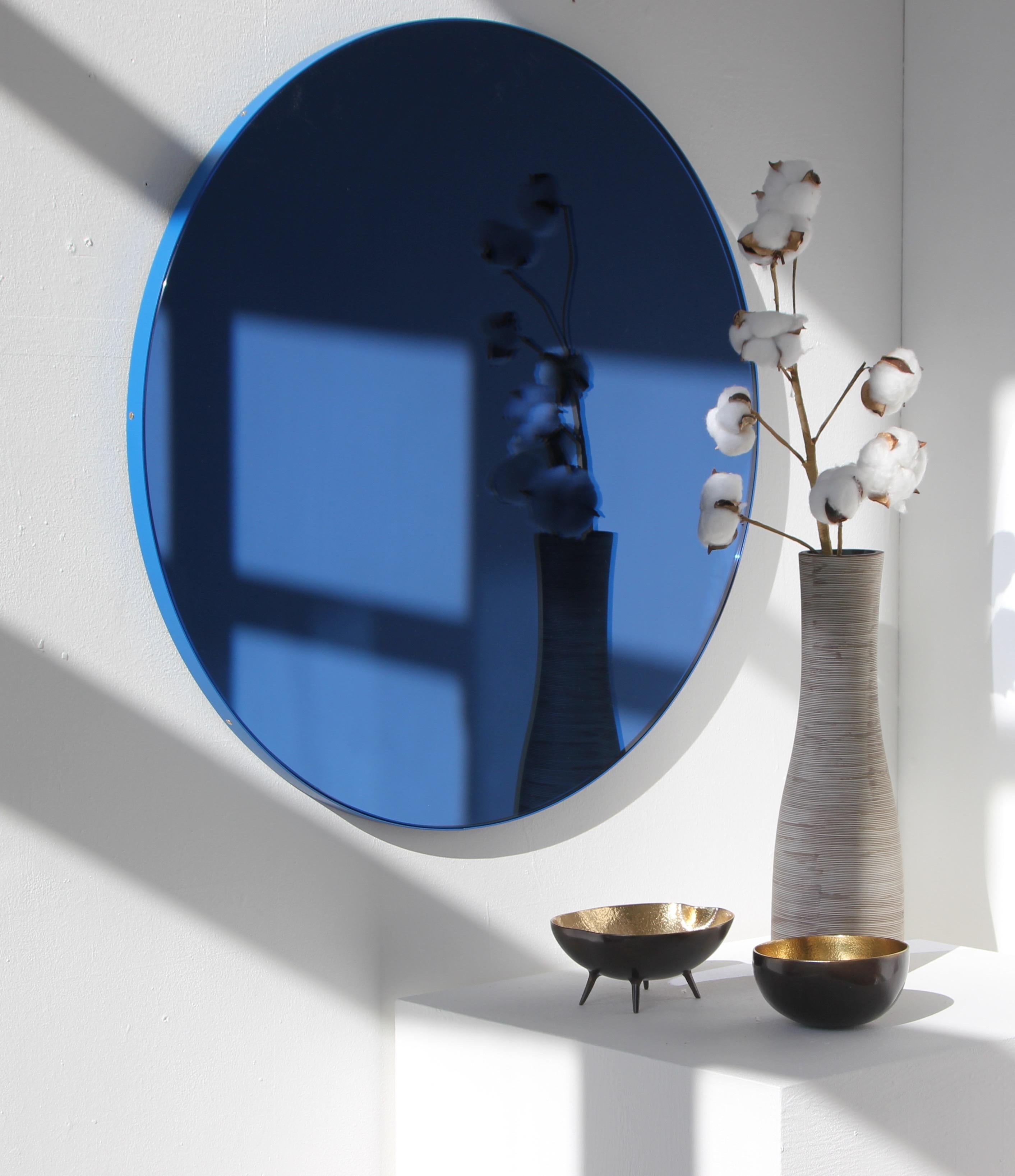 Poudré Miroir circulaire Orbis teinté bleu avec un cadre bleu contemporain, sur mesure, XL en vente