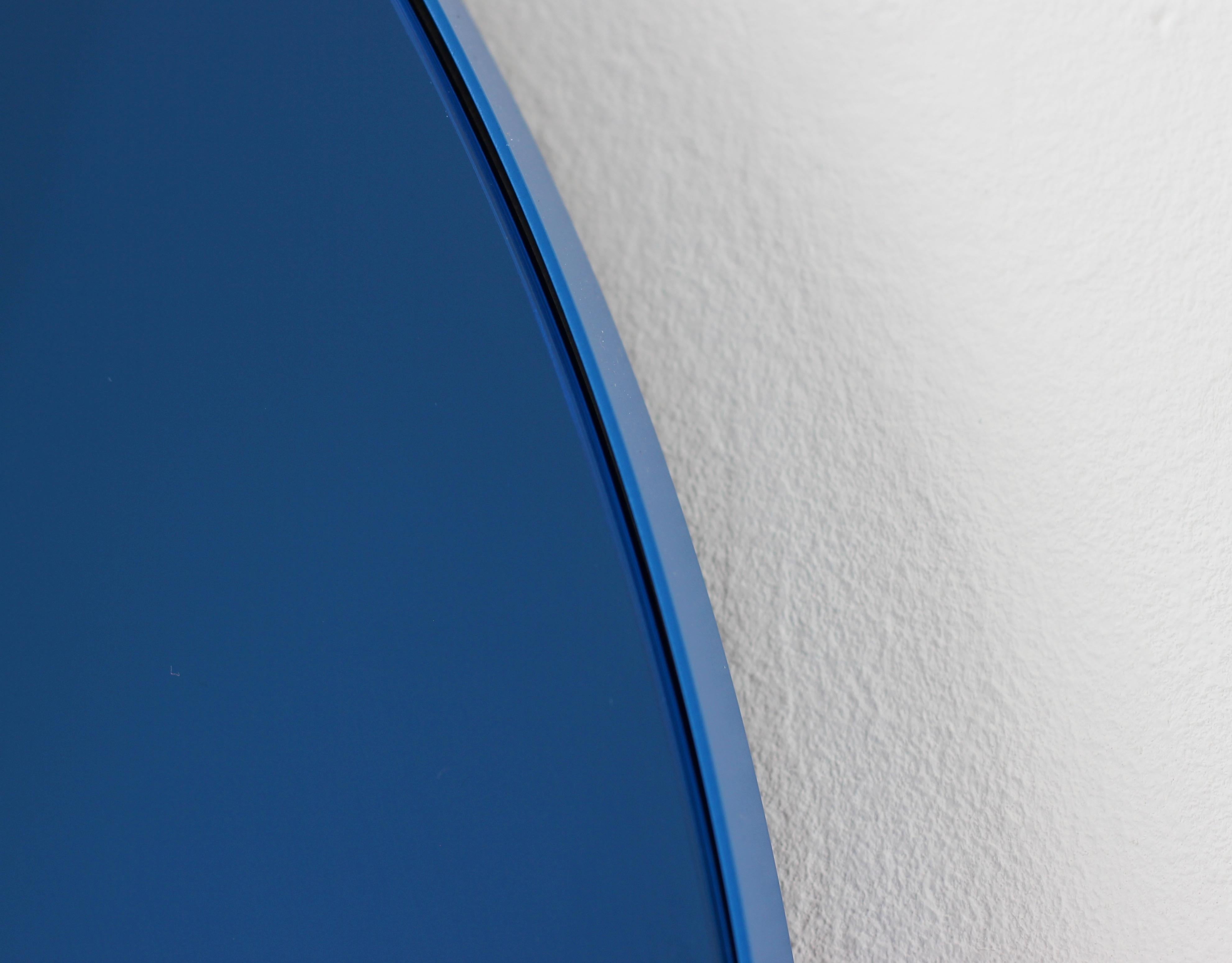 Aluminium Miroir circulaire Orbis teinté bleu avec un cadre bleu contemporain, sur mesure, XL en vente