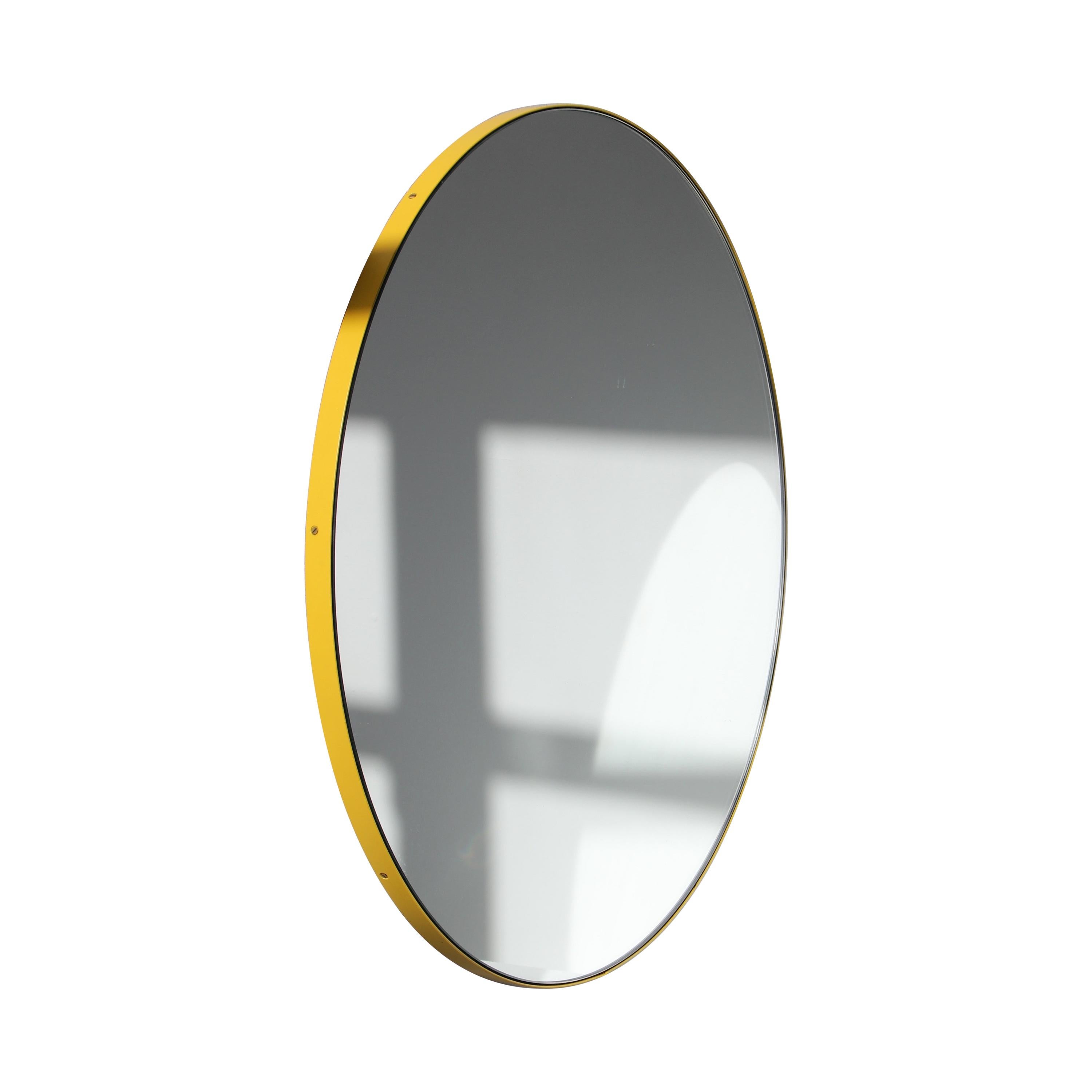 Miroir rond moderne artisanal Orbis avec cadre jaune, XL en vente