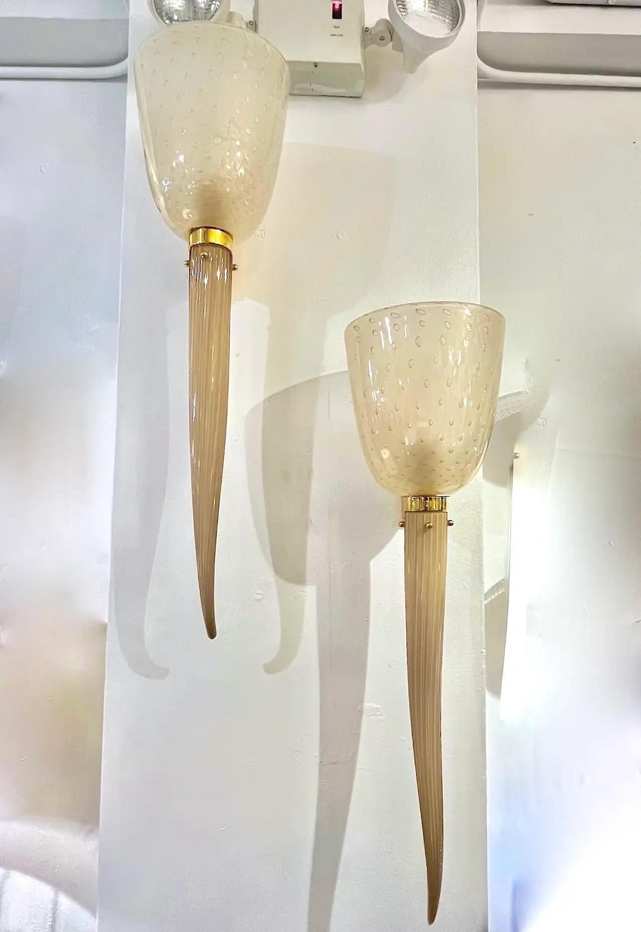 2 coppie disponibili (set di 4 singoli) - Applique in vetro di Murano smerigliato oro di design moderno Art Déco con code alte beige ricurve, in squisito vetro di Murano soffiato a canna. Dal design unico, le ciotole ovali smerigliate sono lavorate