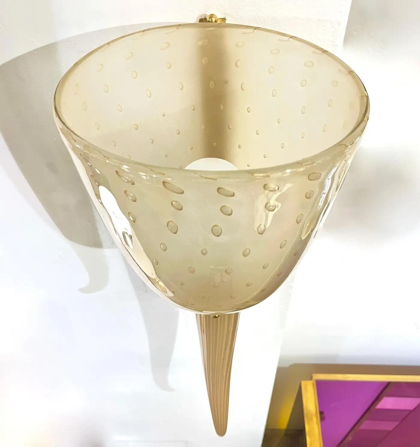 XXI secolo e contemporaneo Luci da parete rotonde in vetro di Murano in stile Art Deco moderno Beige Oro Smerigliato Bianco in vendita