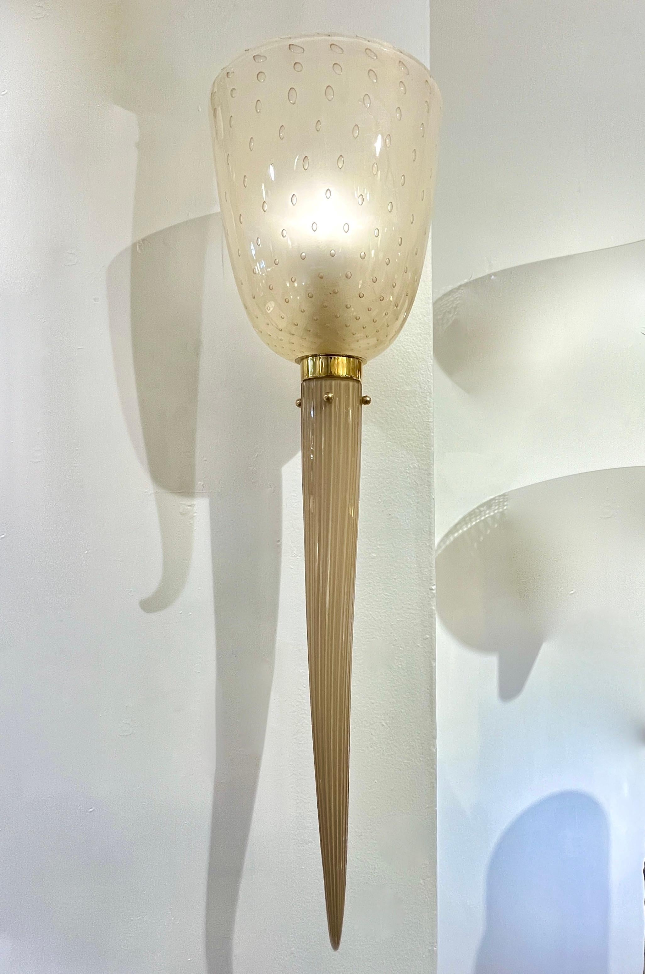 Moderne Art Deco Stil Beige Gold mattiert Weiß Murano Glas Runde Wandleuchten (Messing) im Angebot