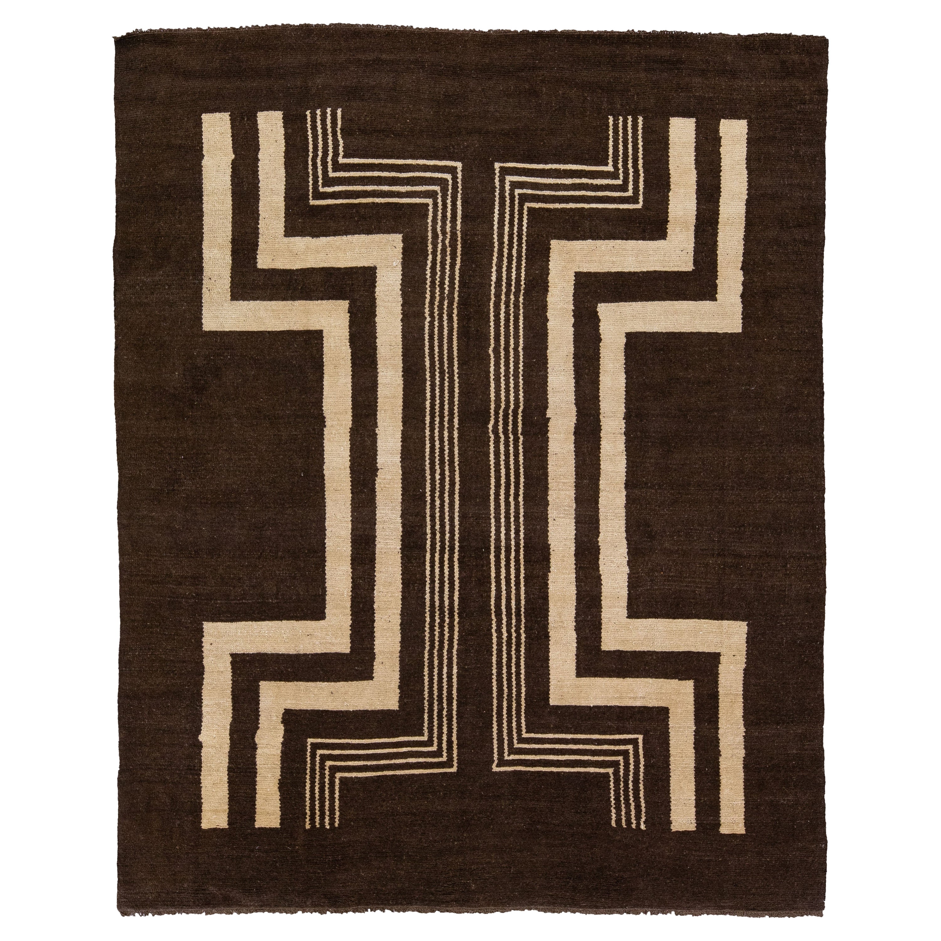 Tapis en laine marron à motifs tribaux fait à la main de style Art Déco moderne par Apadana