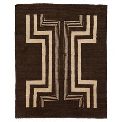 Tapis en laine marron à motifs tribaux fait à la main de style Art Déco moderne par Apadana