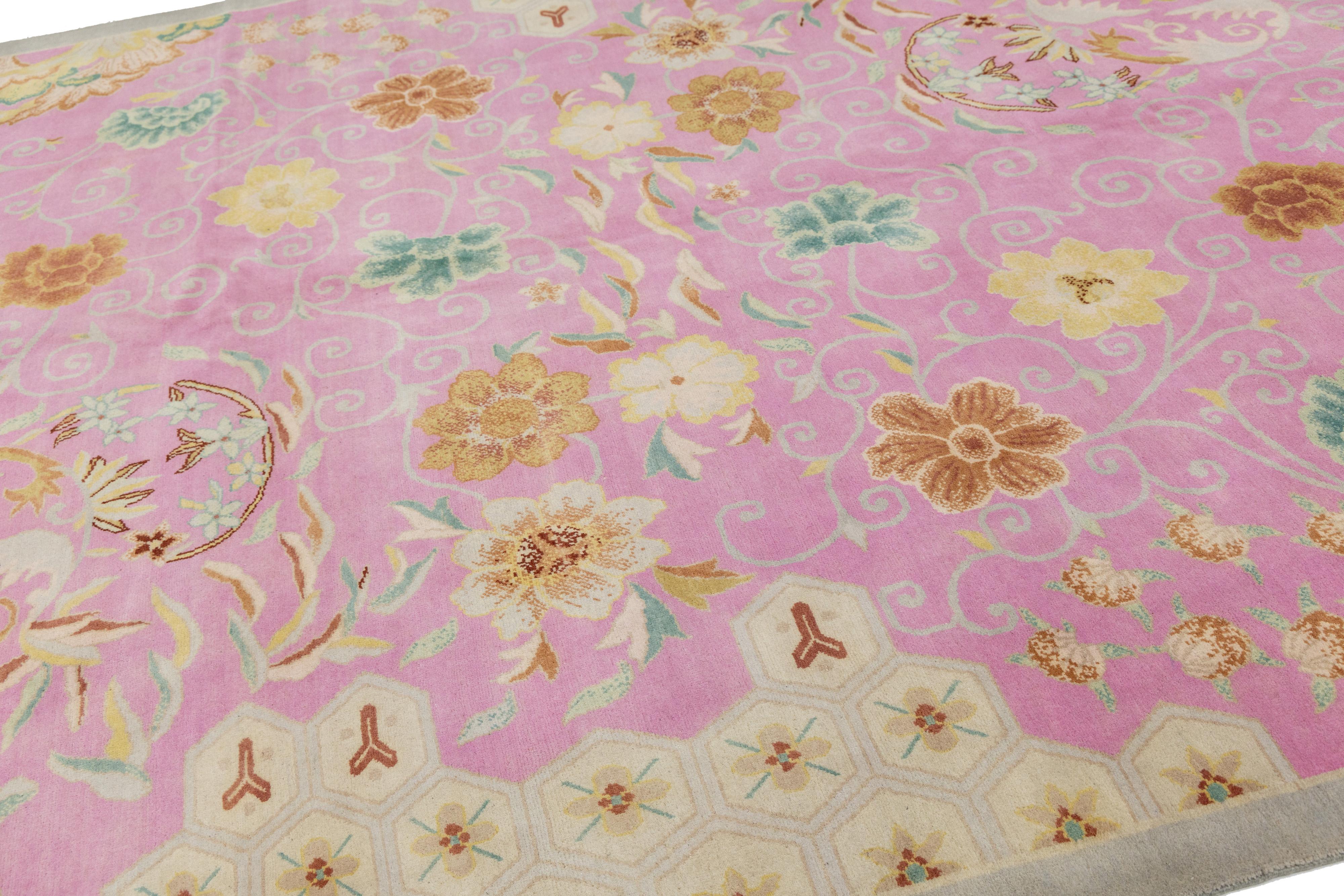 Annodato a mano Modern Art Deco Style Handmade Wool Rug In Pink With Floral Design in vendita