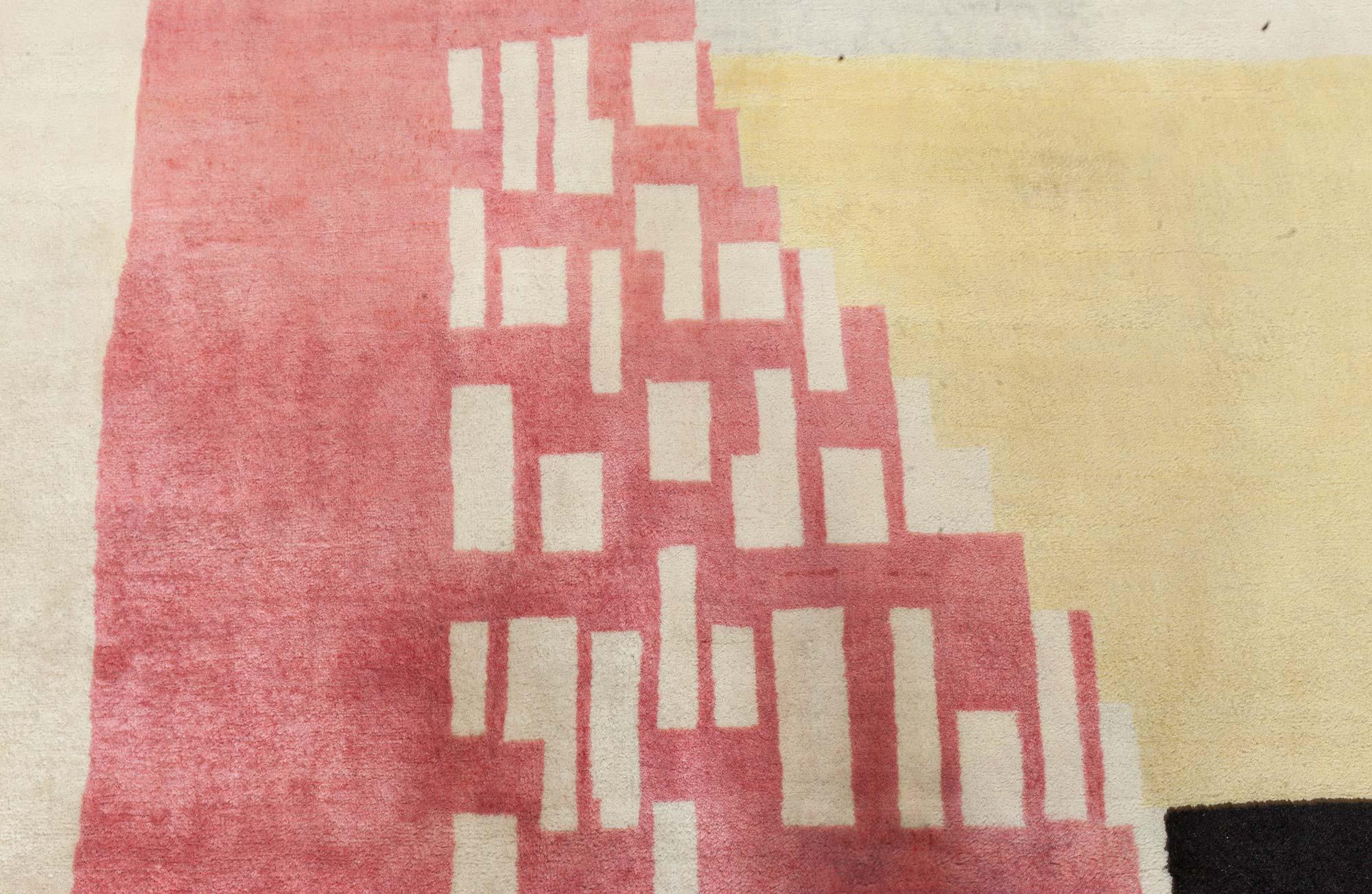 Moderner Teppich im Art-déco-Stil von Doris Leslie Blau.
Farbe: beige, schwarz, rosa, violett, gelb.
Dieser Art-Déco-Teppich lehnt sich weitgehend an die besten Traditionen des Art-Déco an. Er zeichnet sich durch kantige Eleganz aus, die aus jedem