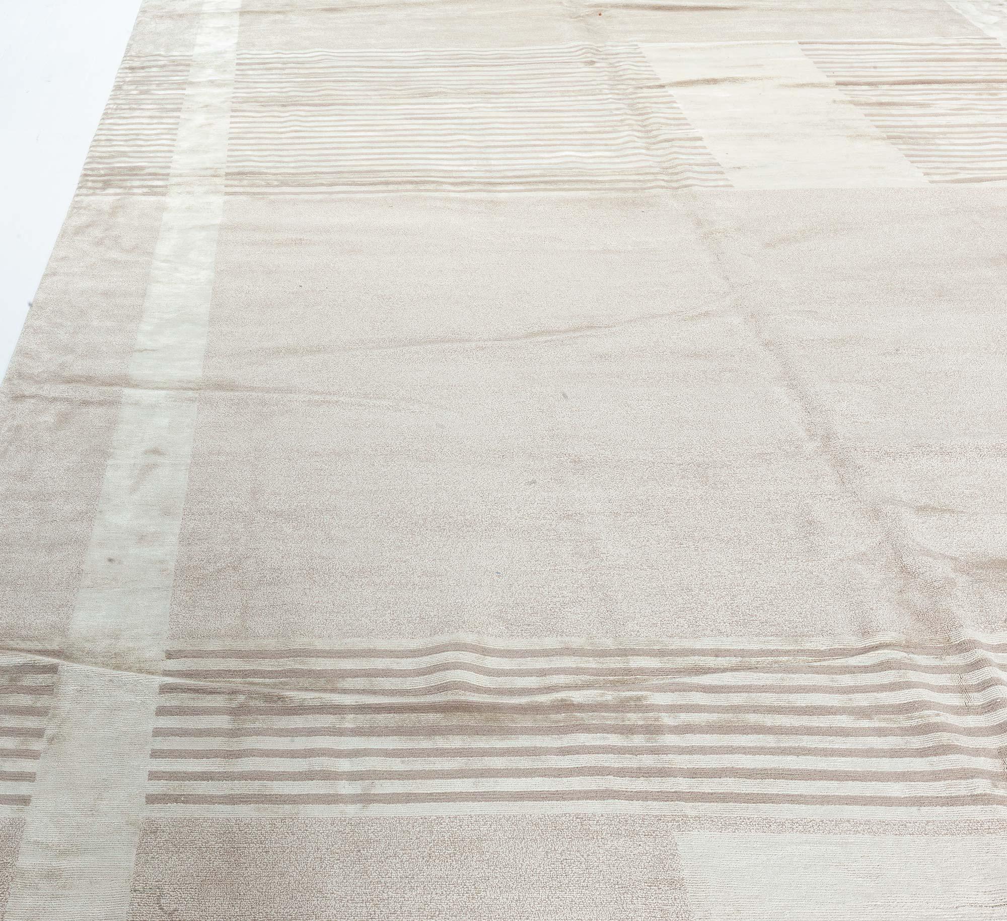 Tappeto tibetano in stile Art Deco contemporaneo - annodato a mano in seta e lana da Doris Leslie Blau.
Dimensioni: 490 × 675 cm (16'1