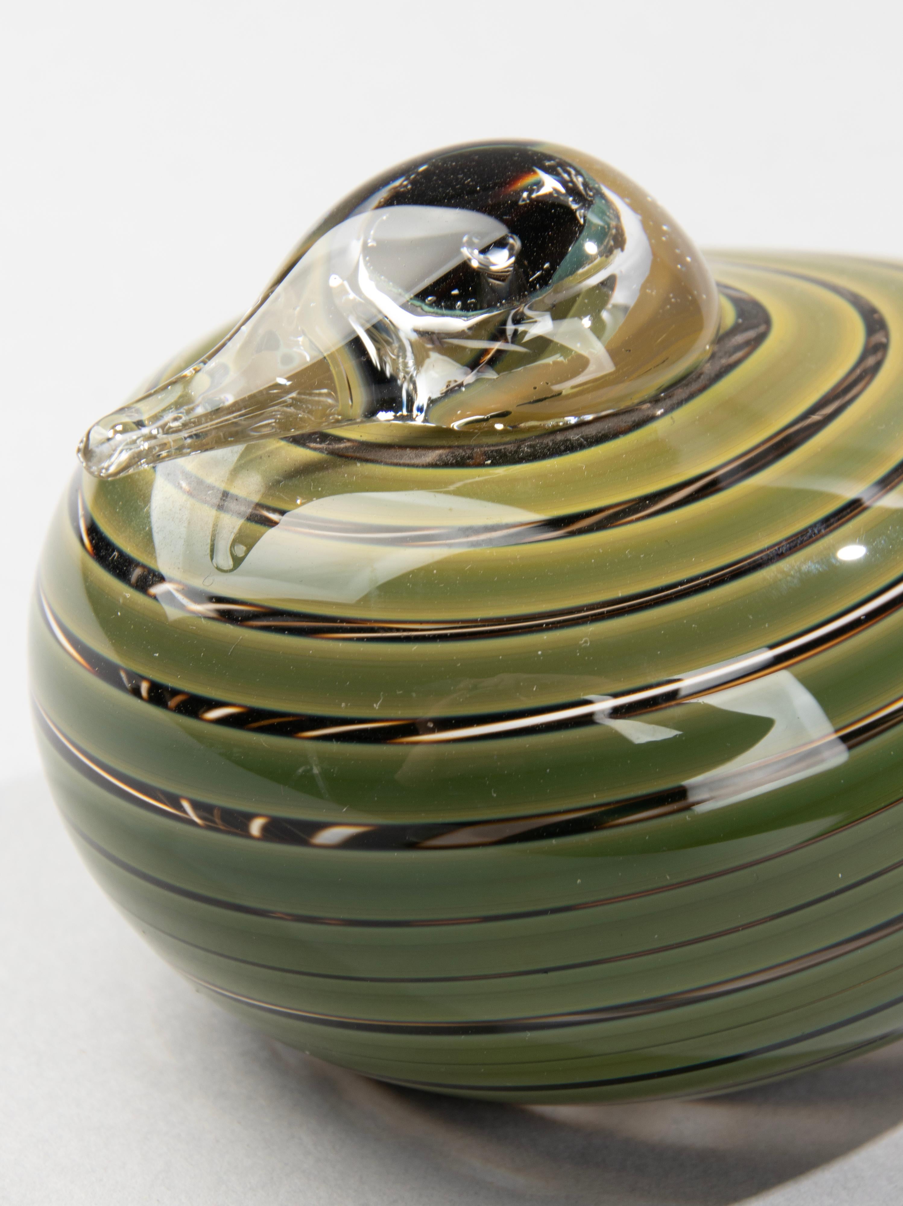 A lovely art glass bird, made by Nuutajärvi Notsjõ, designed by Oiva Toikka. 
Signed on the back. In very good condition. 