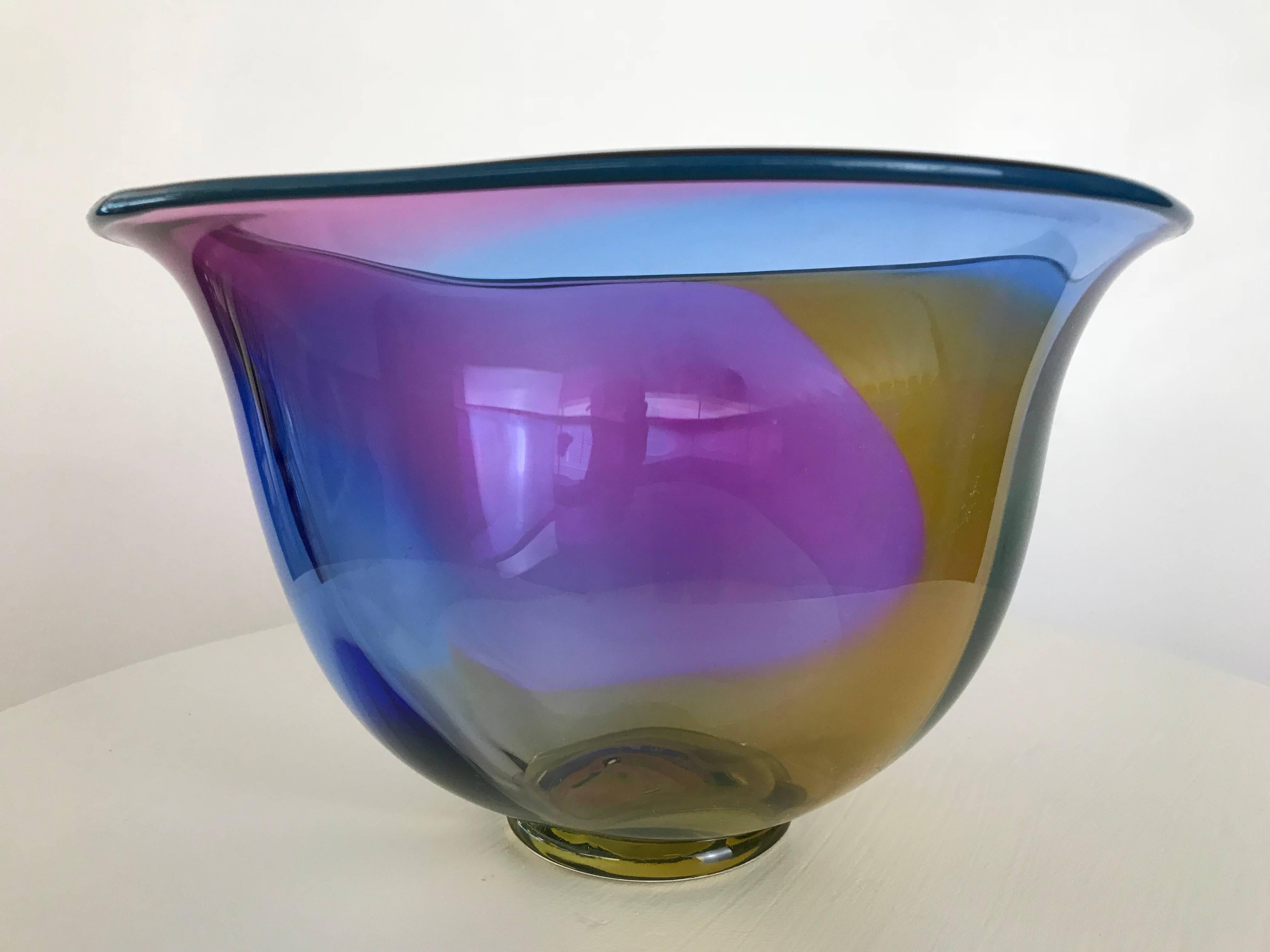 Swedish modern handblown art glass bowl, executed by Jan Erik Ritzman and Sven-A°ke Carlsson at their renowned workshop Transjo¨ Hytta. The piece is in an excellent condition and signed on the bottom: 
