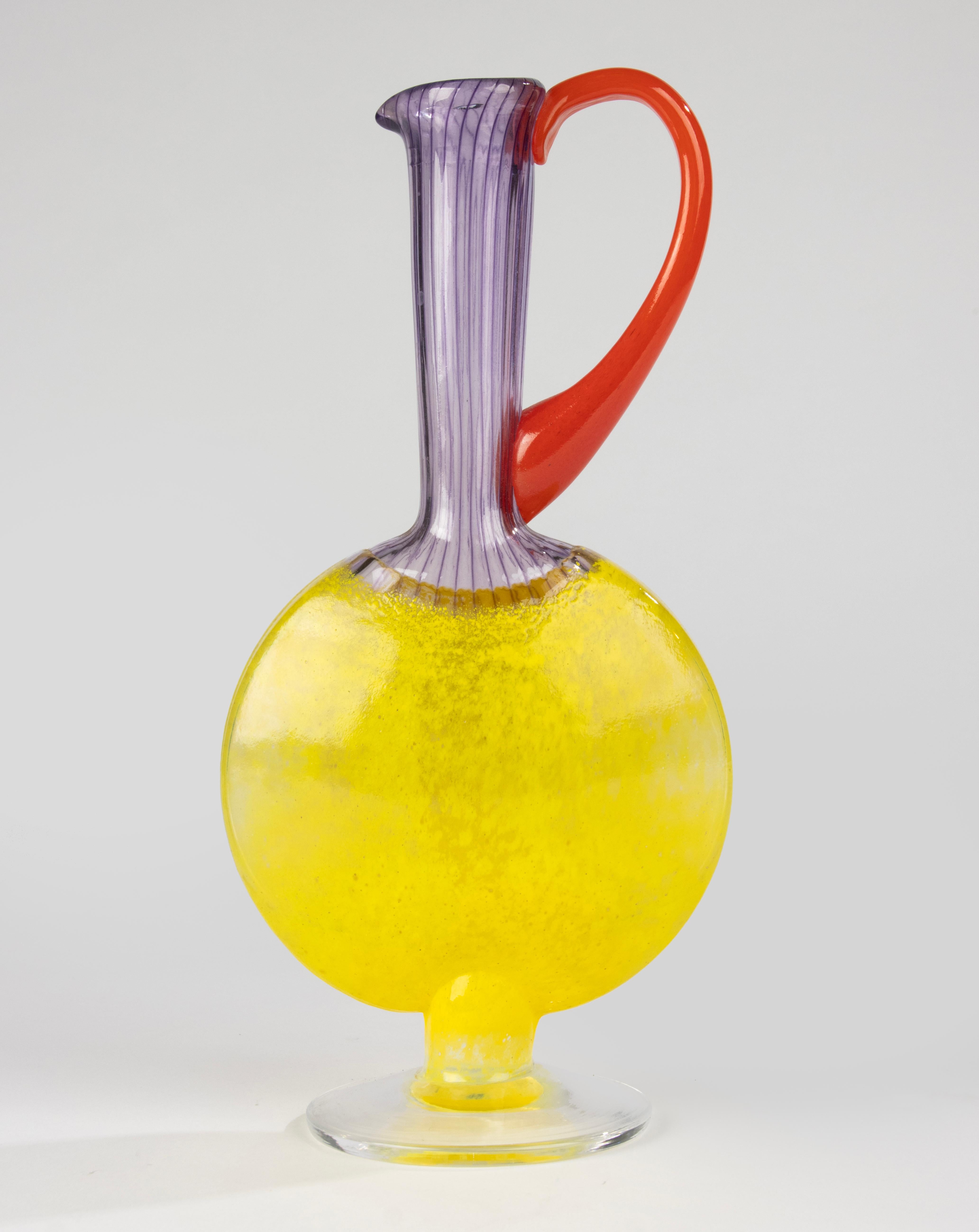 Una bellissima caraffa moderna in vetro, realizzata dal marchio svedese Kosta Boda. Disegnato da Kjell Engman. 
La caraffa è contrassegnata sul fondo. 
Questa caraffa è in ottime condizioni. Nessuna scheggiatura e nessuna crepa. 

Dimensioni: 28 cm