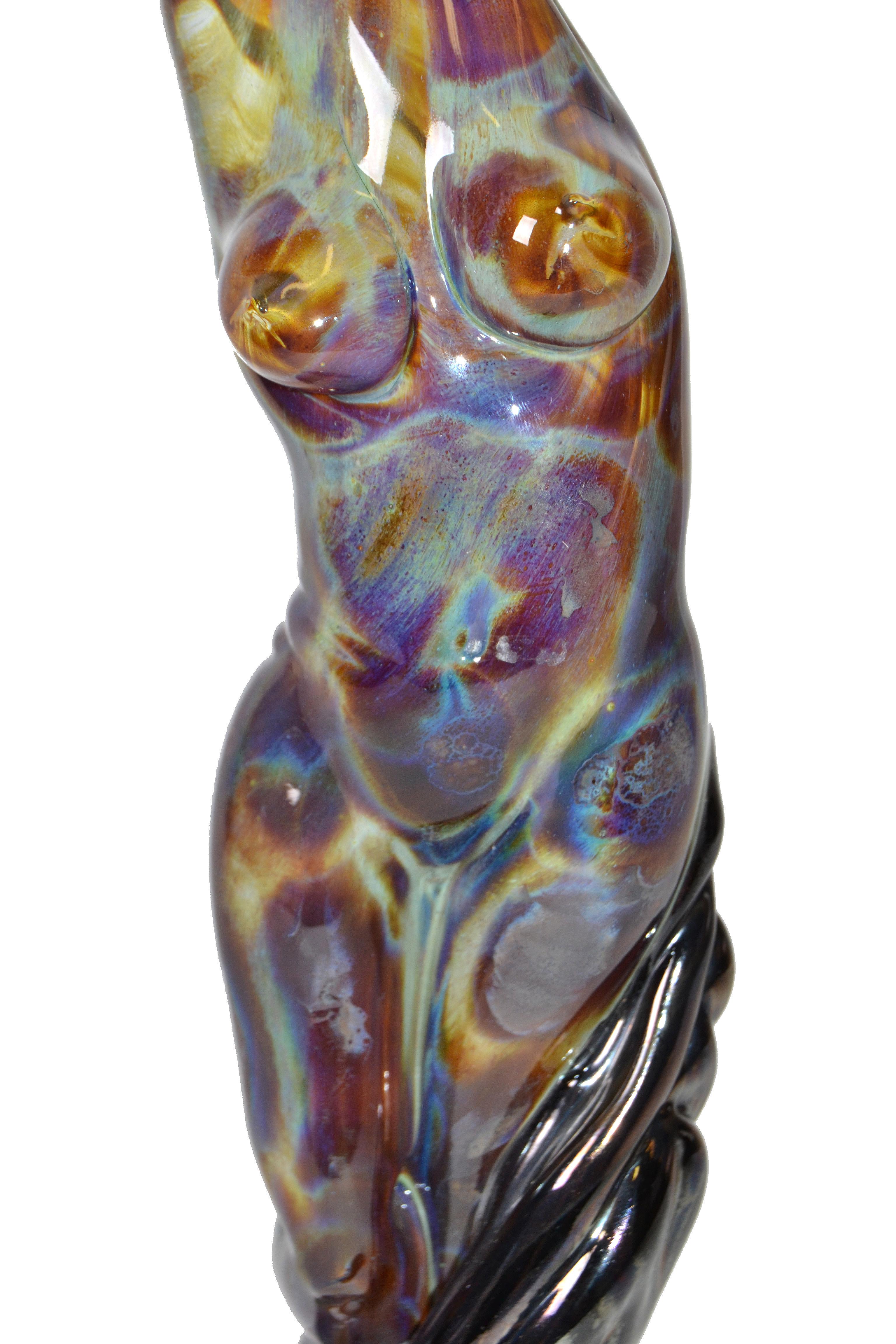 Moderne Kunstglas-Skulptur einer nackten Frau mit dem Titel The Way She Moves, signiert Michael (amerikanisch) im Angebot