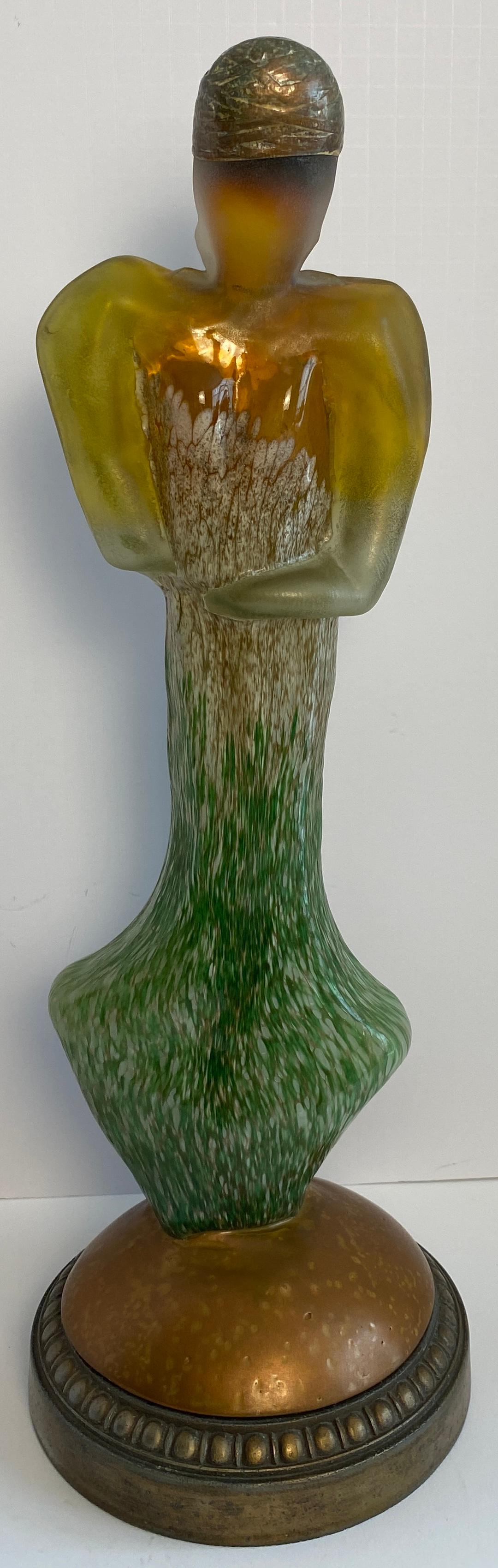 Grande sculpture figurative en verre de style Art Déco

Cette étonnante sculpture en verre d'inspiration Art déco présente une gracieuse forme féminine dans un élégant dégradé ombré qui passe magnifiquement de l'ambre au vert, puis à une chaude