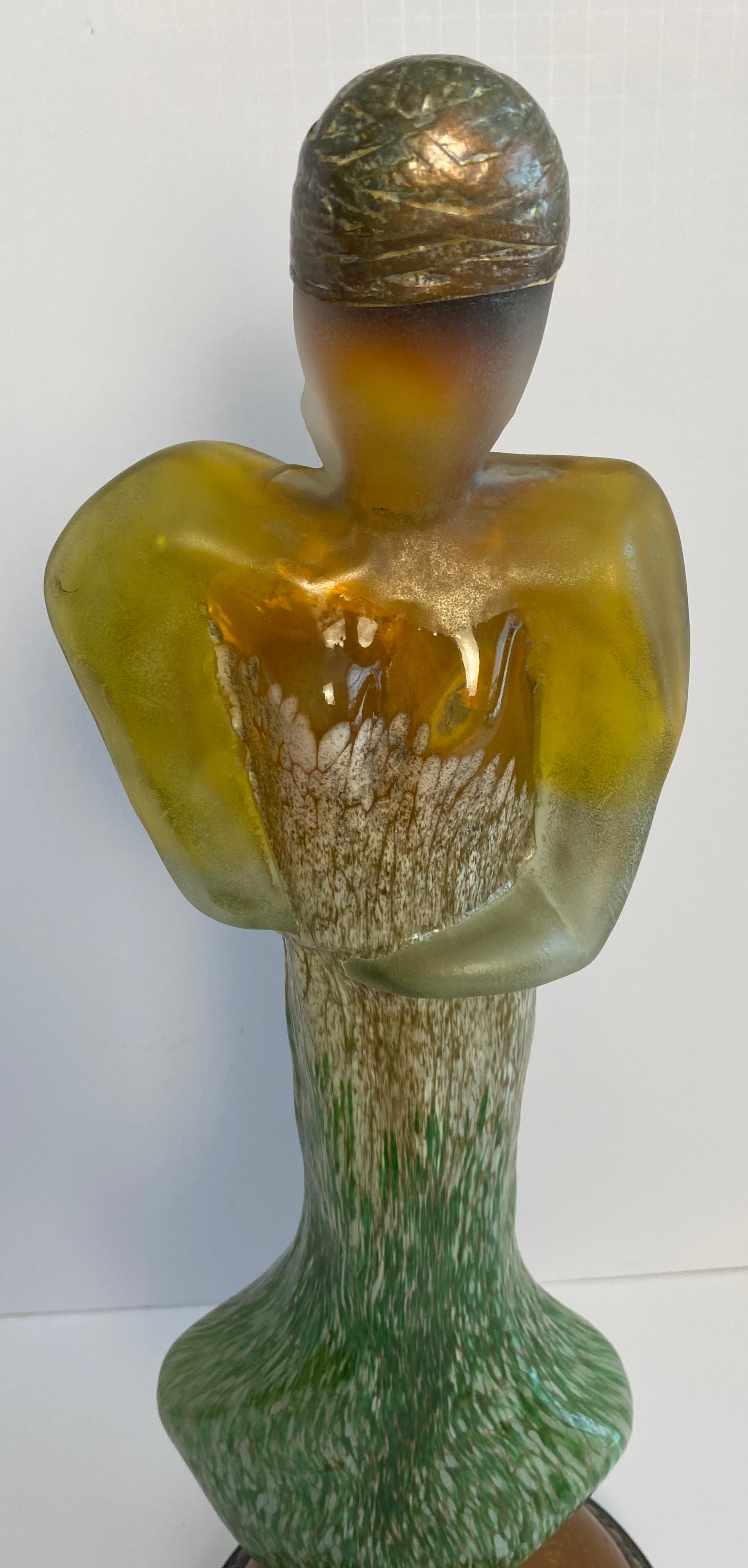 Français Sculpture en verre moderne d'une femme, statue figurative en verre de style Art déco en vente