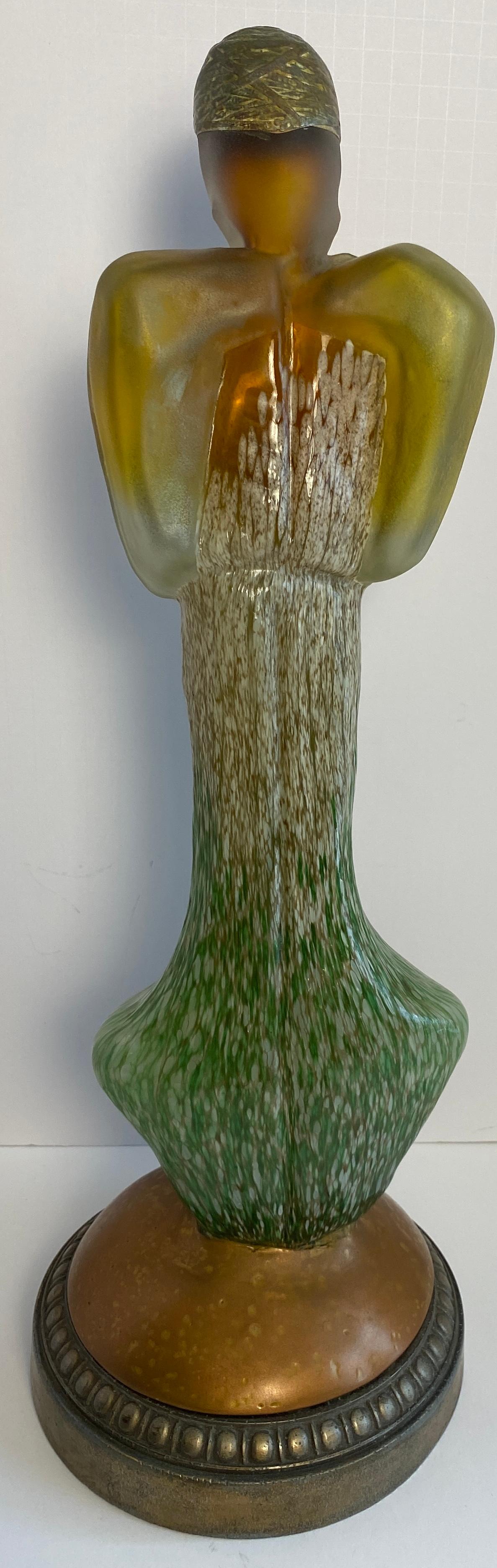 20ième siècle Sculpture en verre moderne d'une femme, statue figurative en verre de style Art déco en vente