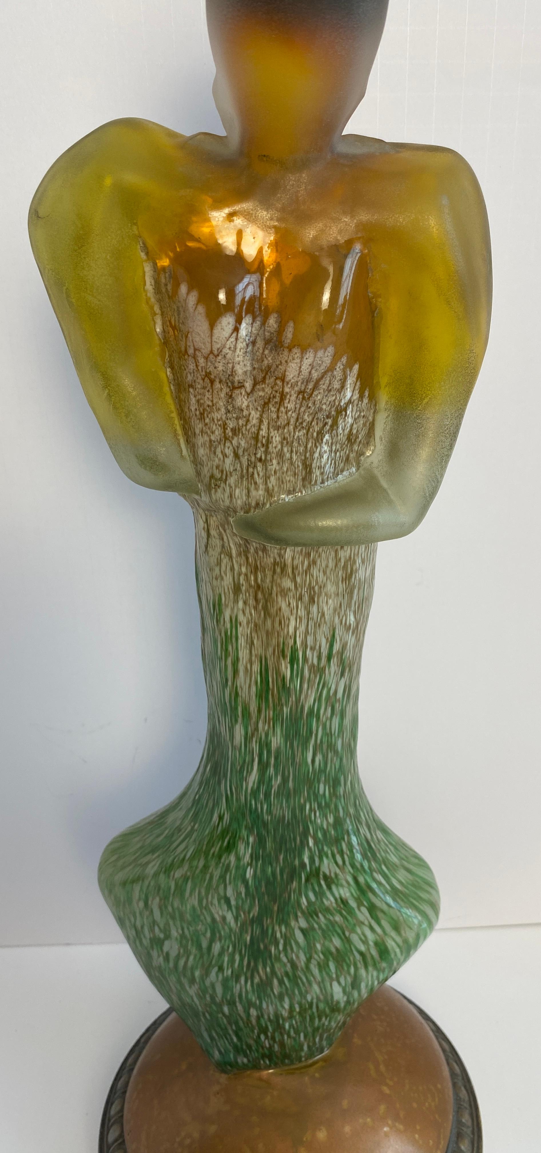 Sculpture en verre moderne d'une femme, statue figurative en verre de style Art déco en vente 1