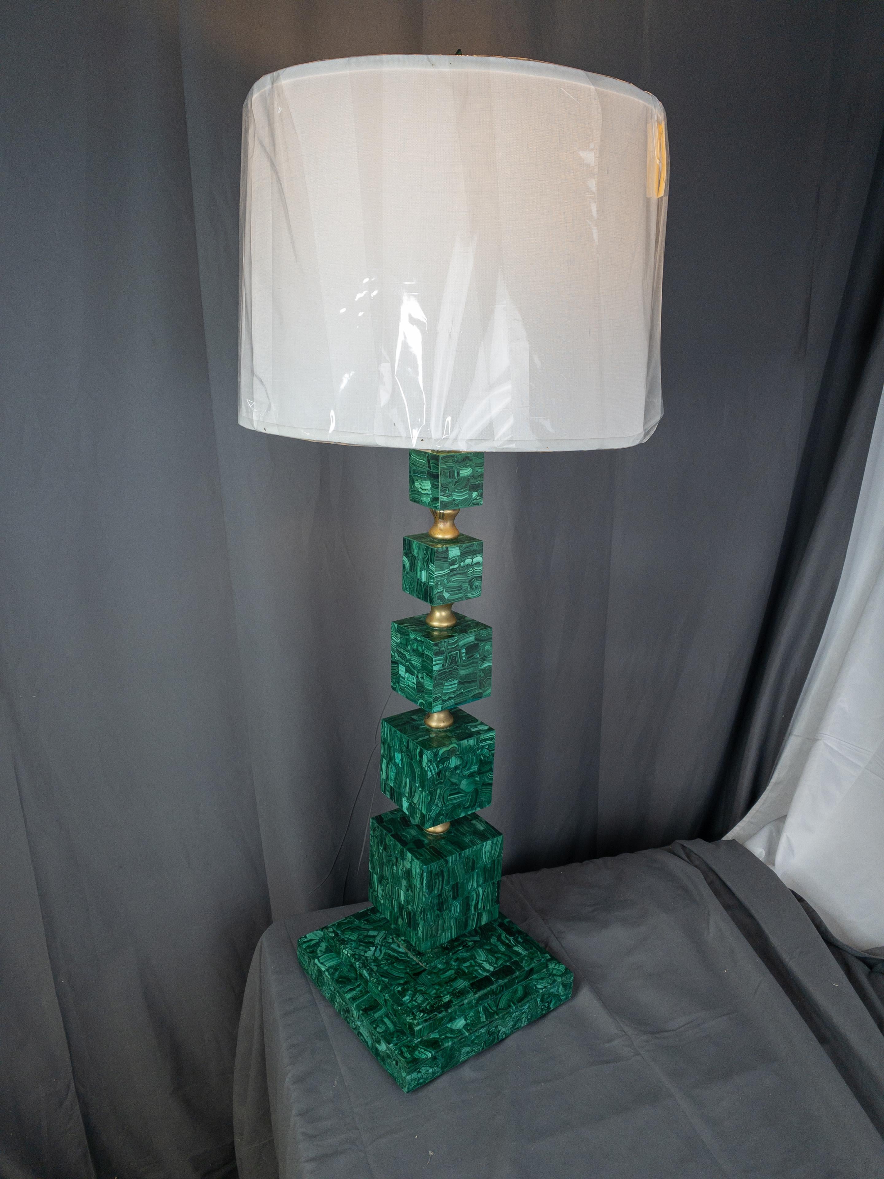Lampe d'art moderne en malachite et laiton tessellée en vente 7
