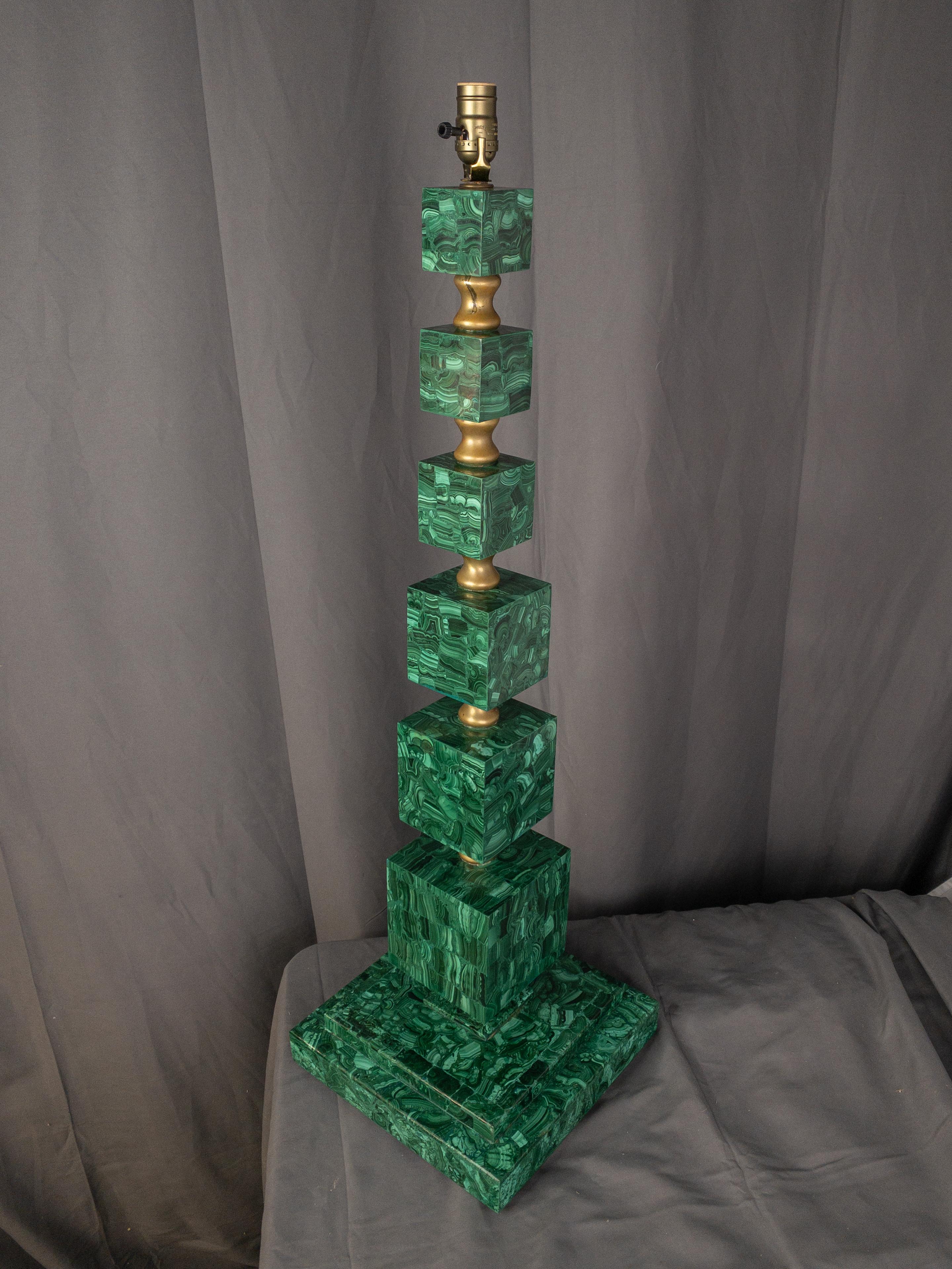 Moderne Lampe d'art moderne en malachite et laiton tessellée en vente