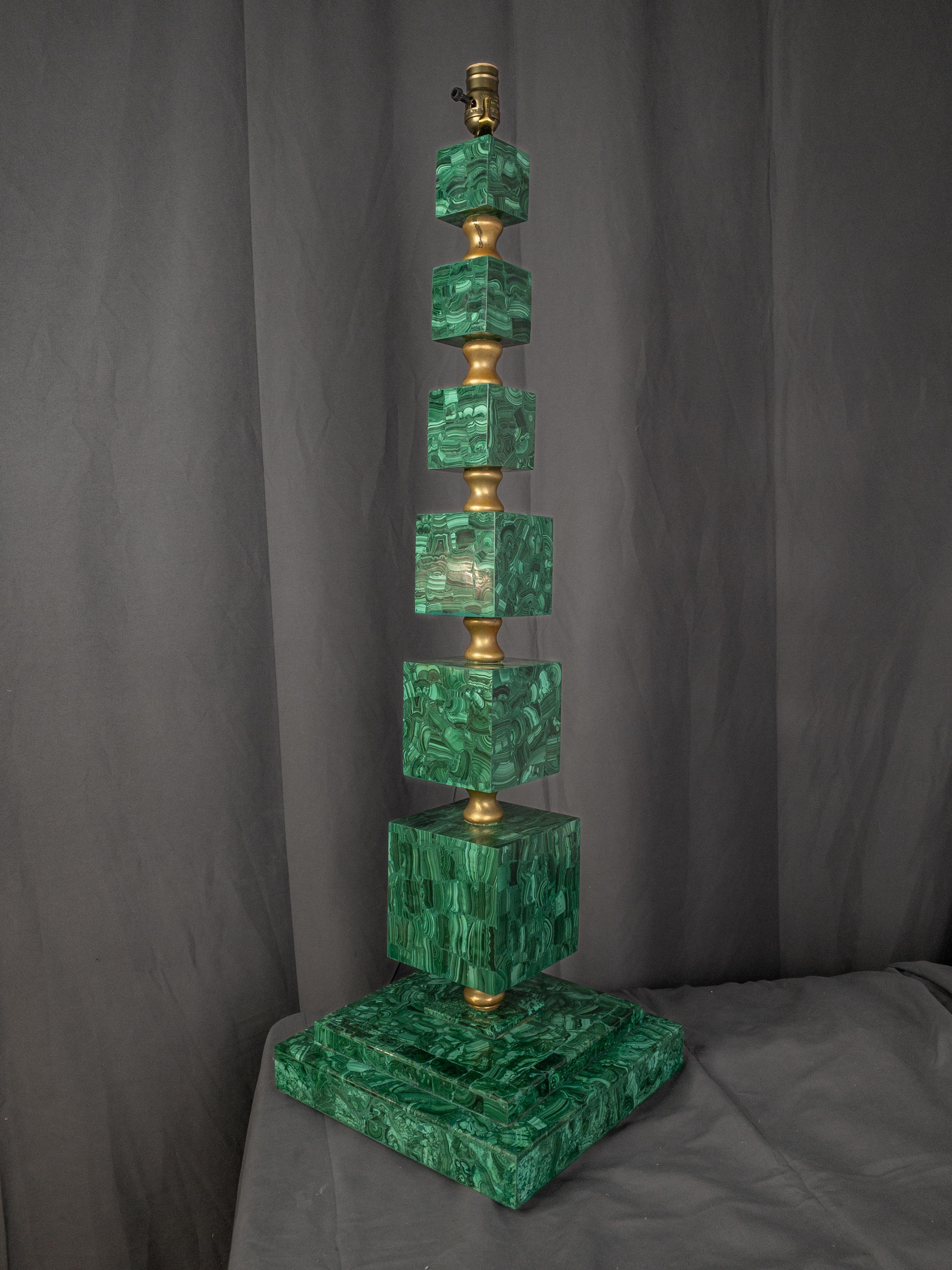 Lampe d'art moderne en malachite et laiton tessellée Bon état - En vente à Houston, TX