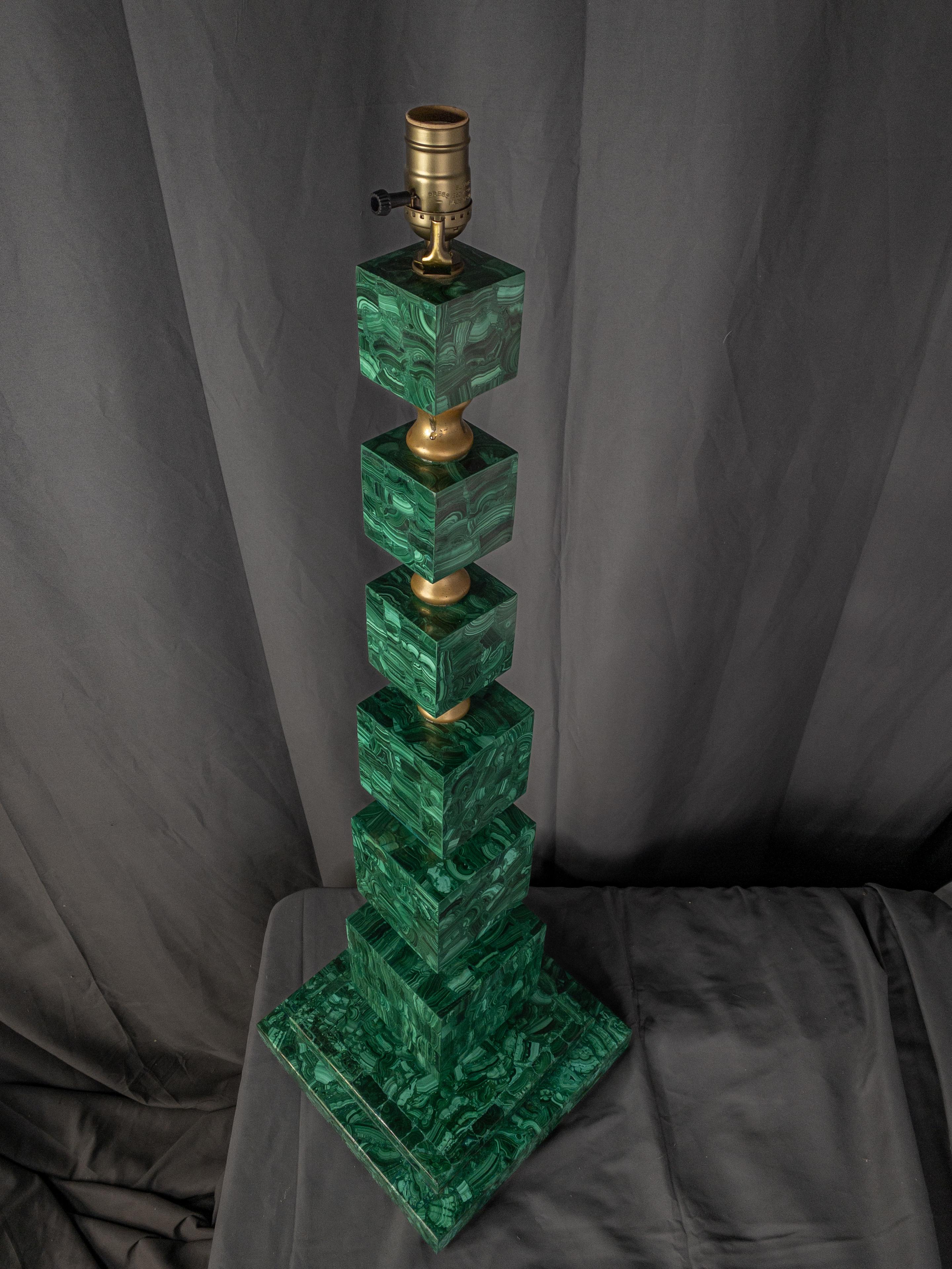 Laiton Lampe d'art moderne en malachite et laiton tessellée en vente
