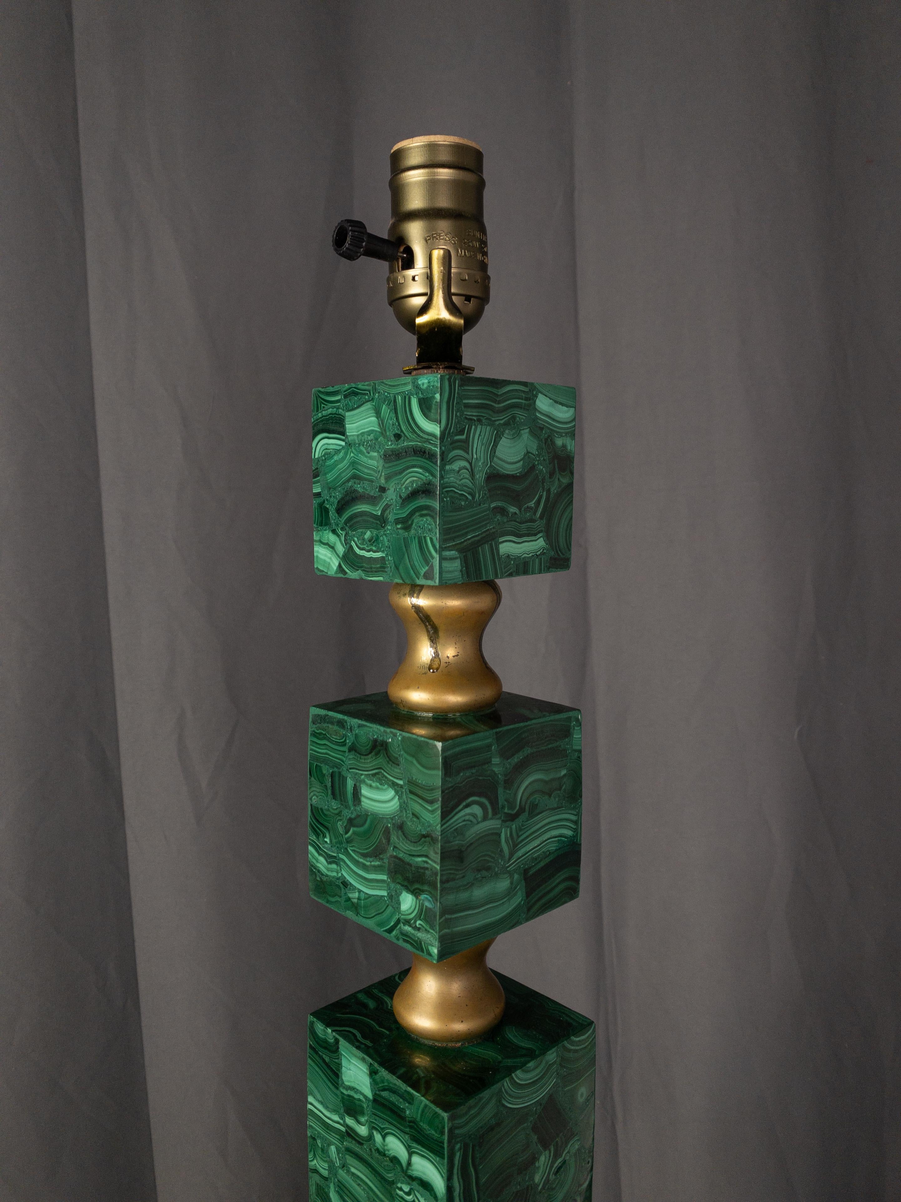 Lampe d'art moderne en malachite et laiton tessellée en vente 1
