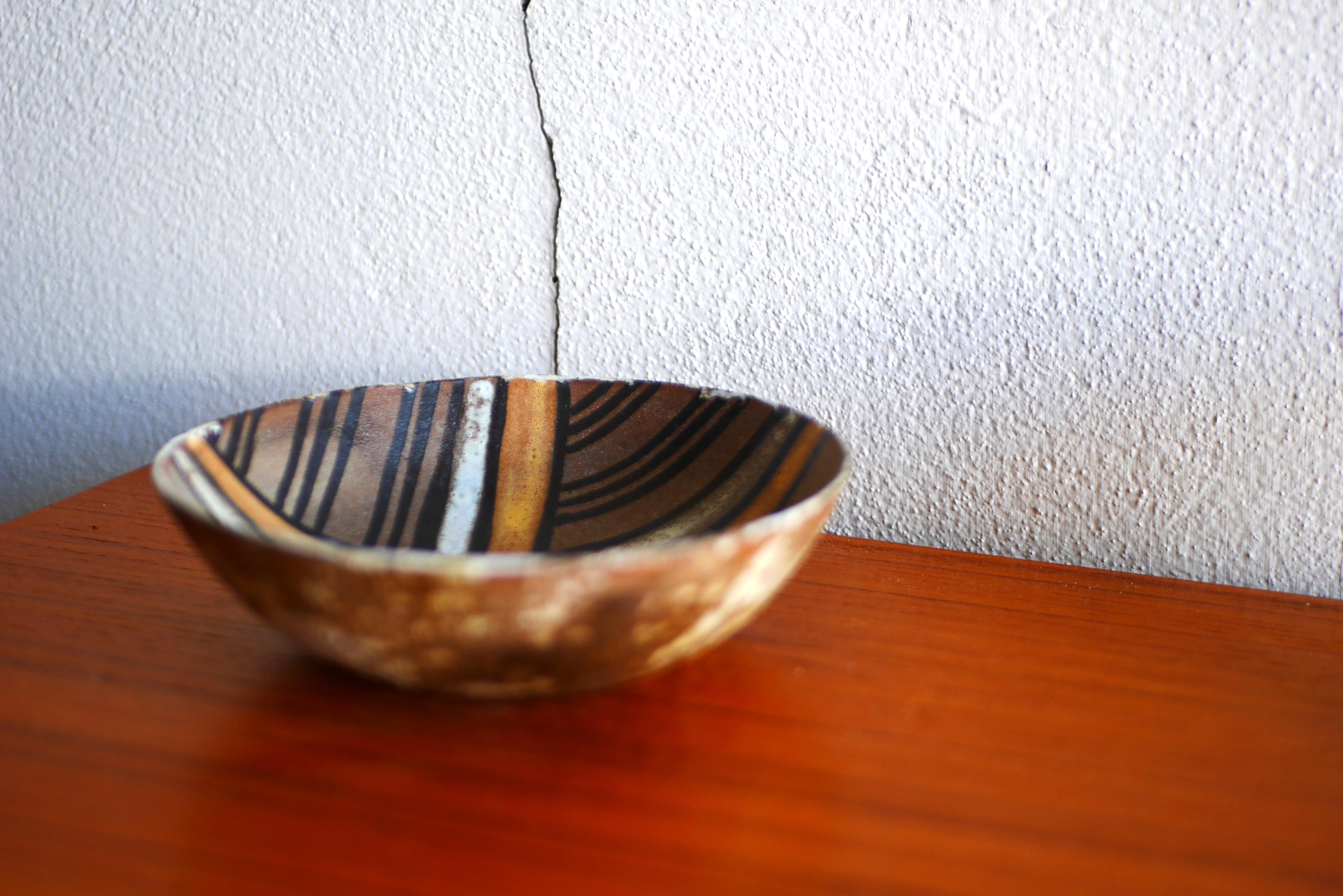 Raro y fantástico plato de Studio Pottery de Alexandre Kostanda (1917-2007). Fue uno de los principales artistas ceramistas modernistas franceses de mediados del siglo XX; el estilo modernista terroso era su firma. Sus diseños eran siempre