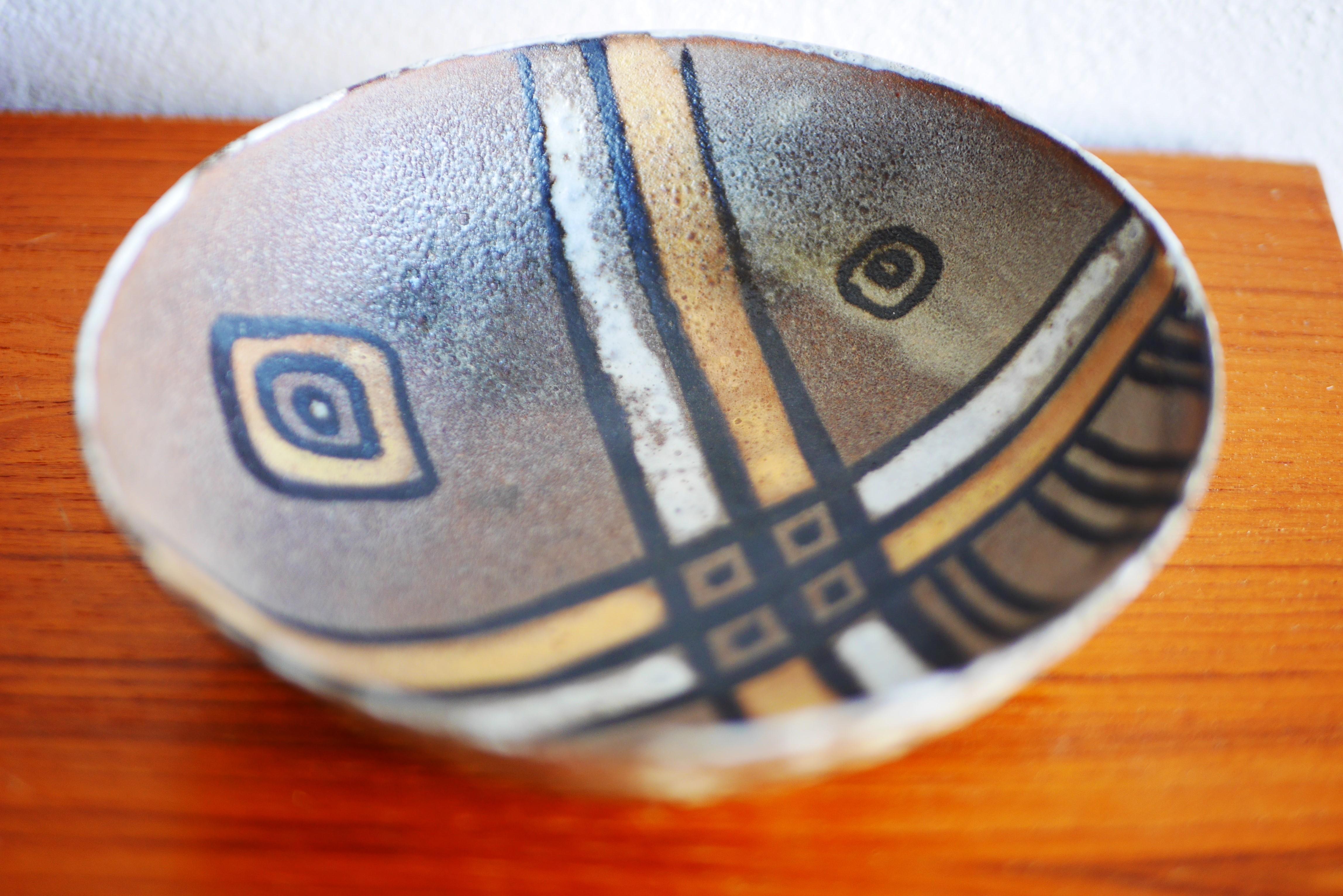 Cuenco de cerámica de arte moderno de Alexandre Kostanda, Francia una pequeña pieza de arte de los años 60 Moderno de mediados de siglo en venta